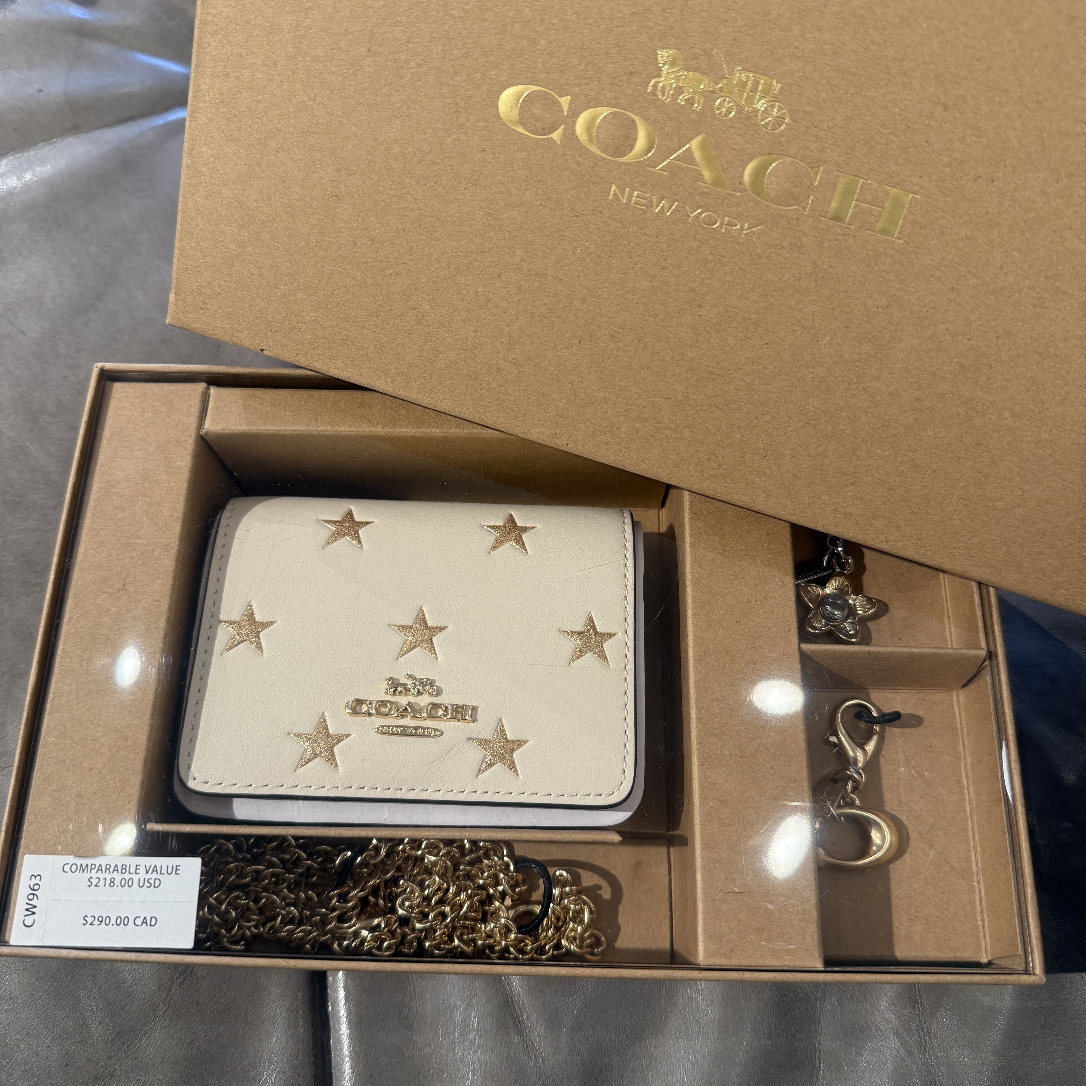 国内即送COACH BOX付チェーンミニウォレットチャームセットCW963 COACH® Outlet | Boxed Mini Wallet On A Chain With Star Print