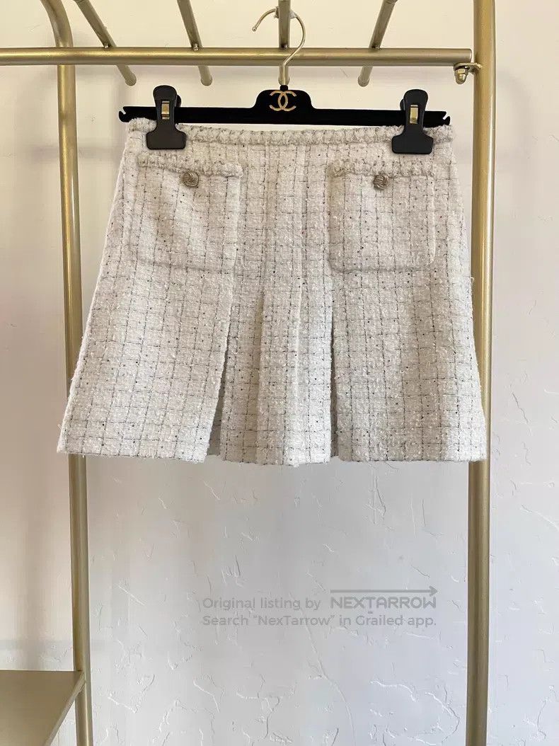 Chanel Chanel 25a Hangzhou series popular white buckle skirt Size 42" / US 20 - 1 Thumbnail