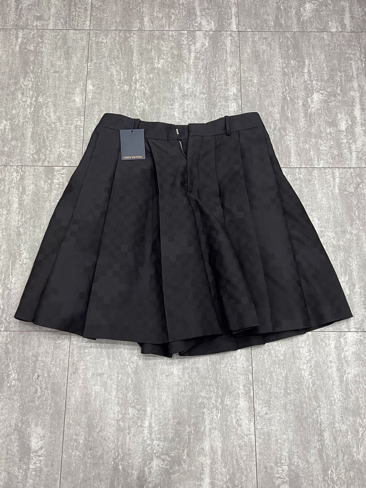 Louis Vuitton Louis Vuitton Black Skirt 28 Women Size 28" / US 6 / IT 42 - 1 Thumbnail