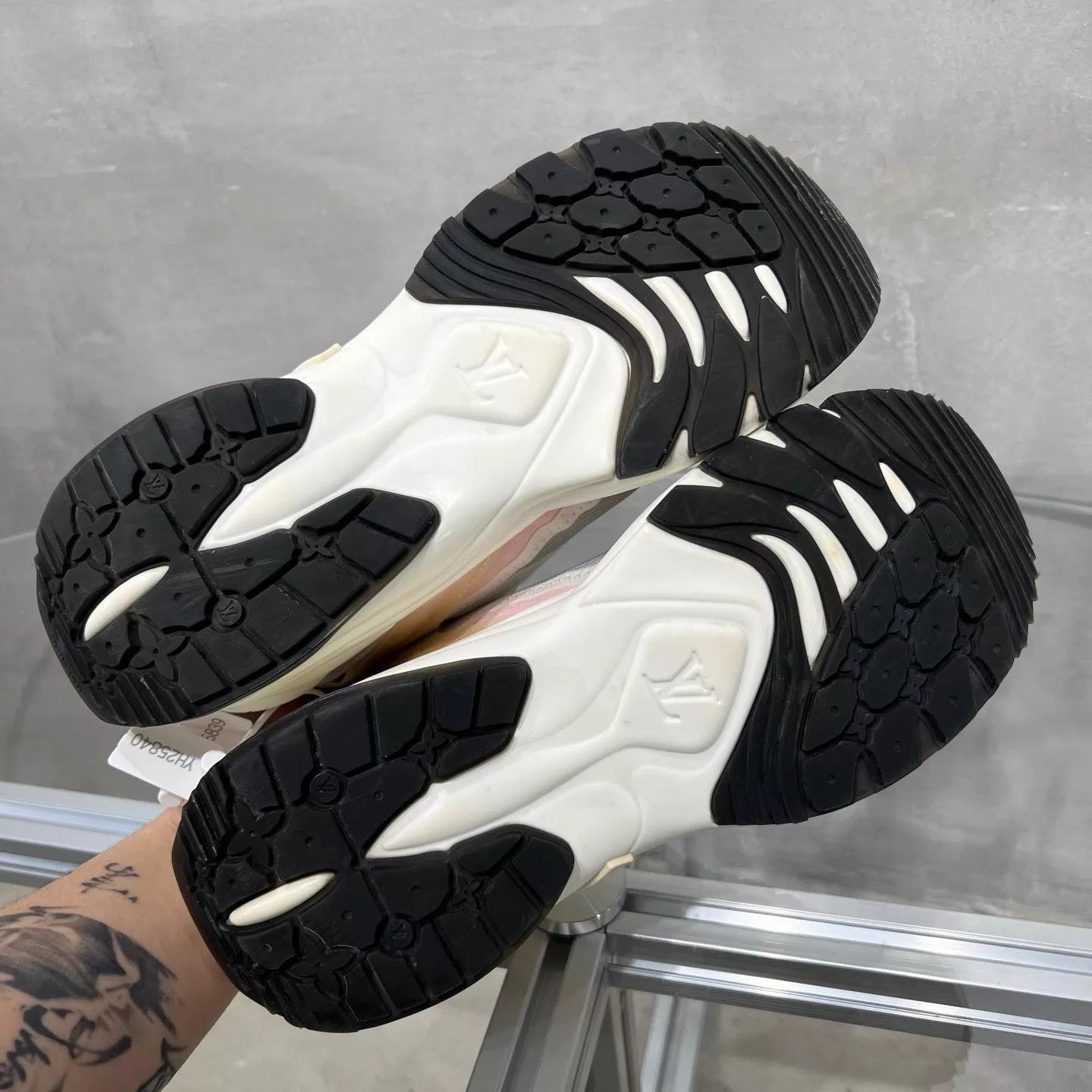 Louis Vuitton LV Run 55 White Green Sneakers UK3 37 YH25839 Size US 6.5 / IT 36.5 - 7 Thumbnail