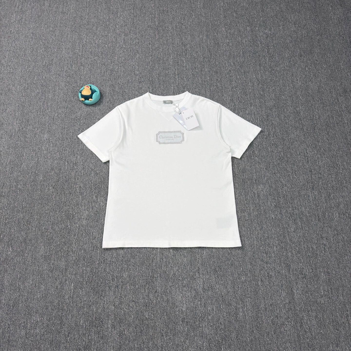 Dior Dior Embossed Logo White S Near New Tee Size S / US 4 / IT 40 - 1 Thumbnail