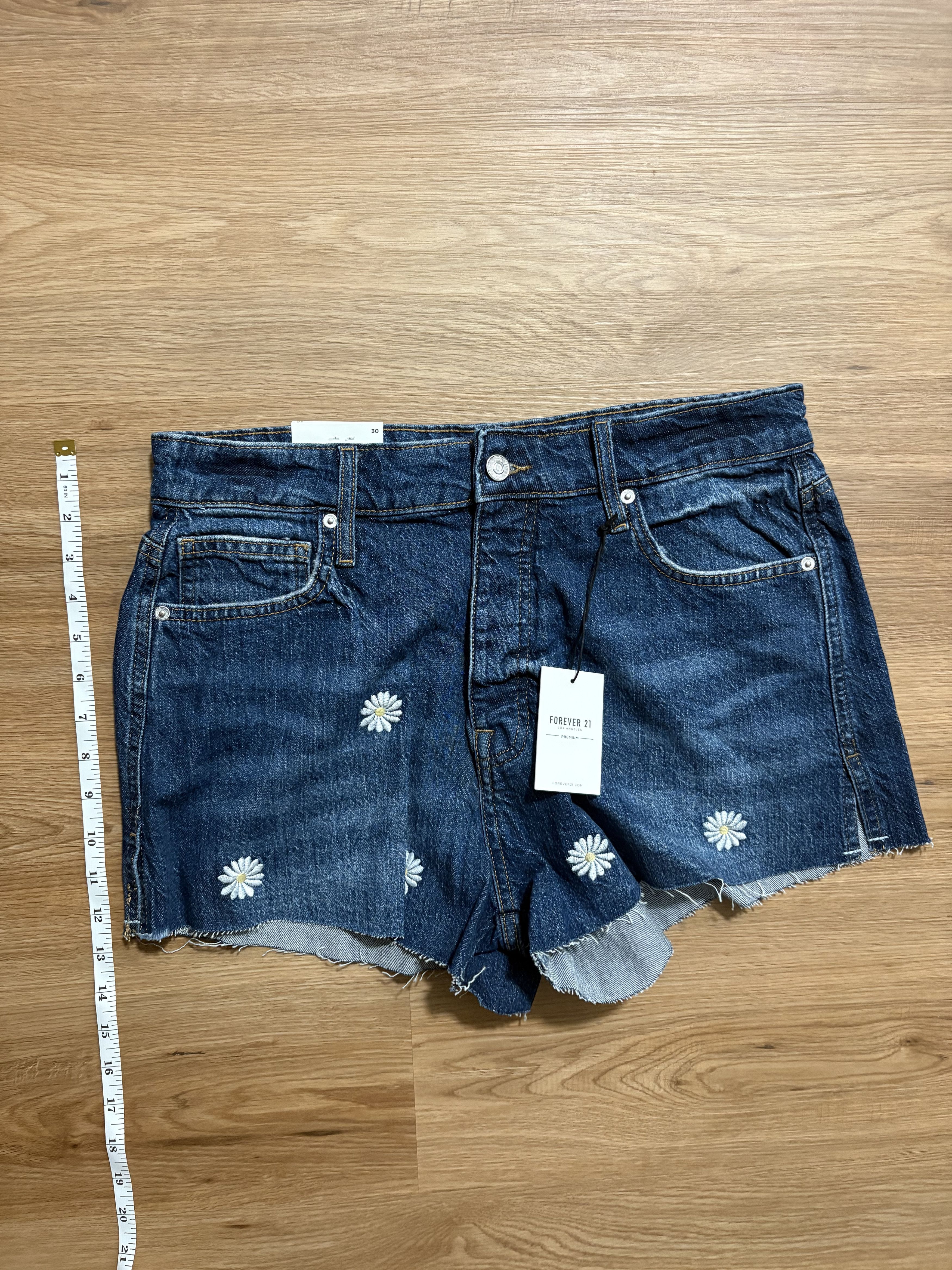 Forever 21 Premium denim shorts daisy embroidery Size 30" / US 8 / IT 44 - 4 Thumbnail