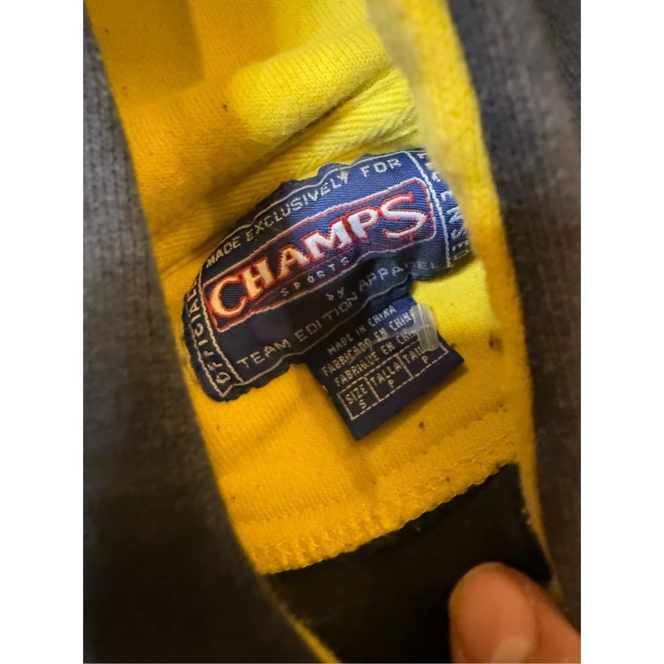 Vintage Size S - Y2K embroidered BLACK YELLOW men’s Iowa Hawkeyes sw Size US M / EU 48-50 / 2 - 3 Thumbnail