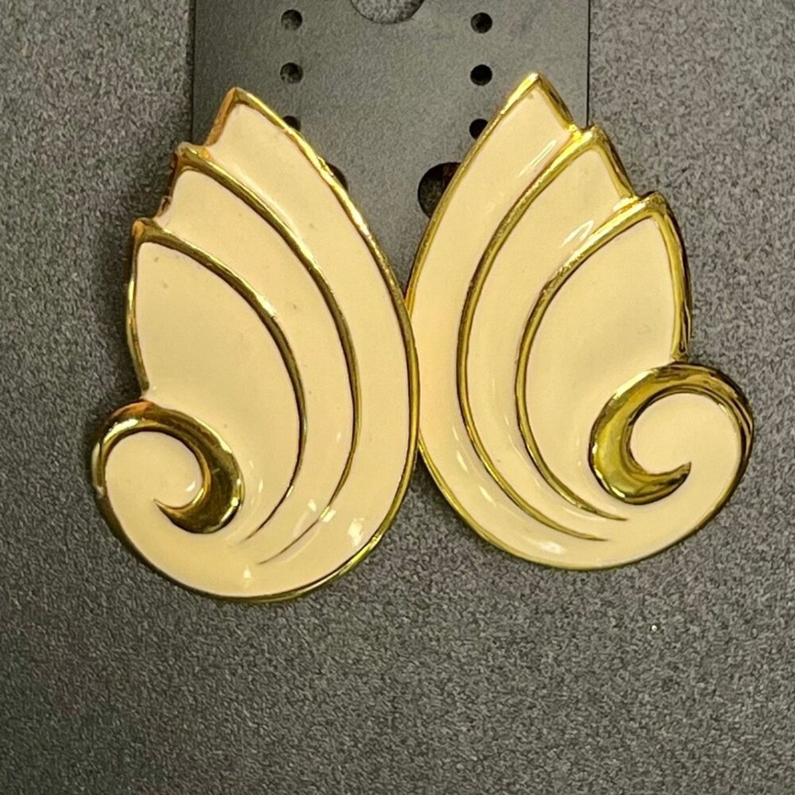 & Other Stories Napier, Cream Enamel Conch Shell Goltentone Clip Earrings Size ONE SIZE - 1 Preview