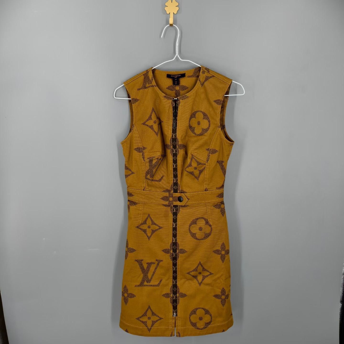 Louis Vuitton Louis Vuitton Brown T-Shirt XS Women Size XS / US 0-2 / IT 36-38 - 1 Thumbnail