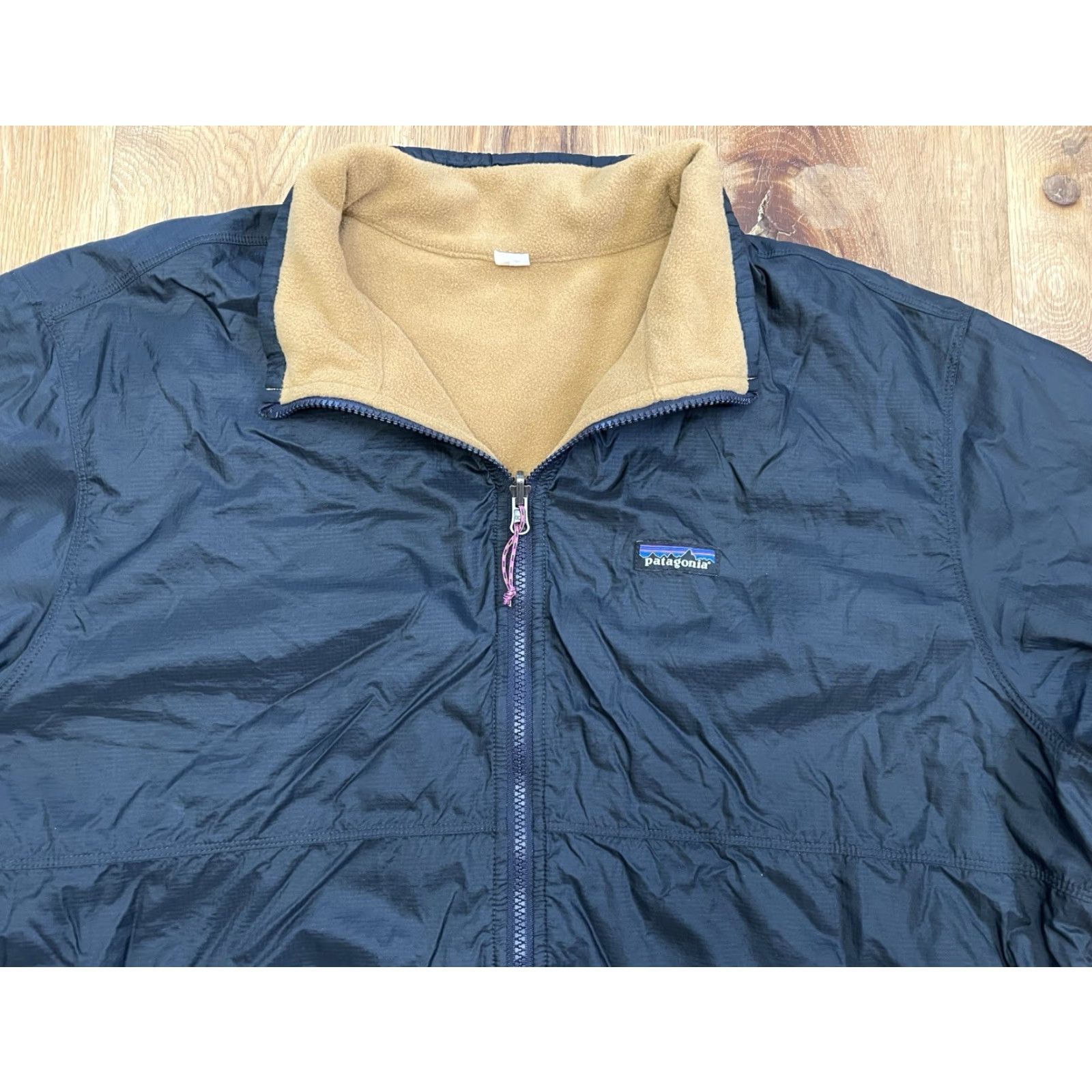 Patagonia Patagonia Reversible Jacket Men Navy Tan XXL Nylon Fleece Zip Zipper Logo Stand Collar Outdoor Casual Long Sleeve Mid-Length 2XL Blue Size US XXL / EU 58 / 5 - 3 Thumbnail