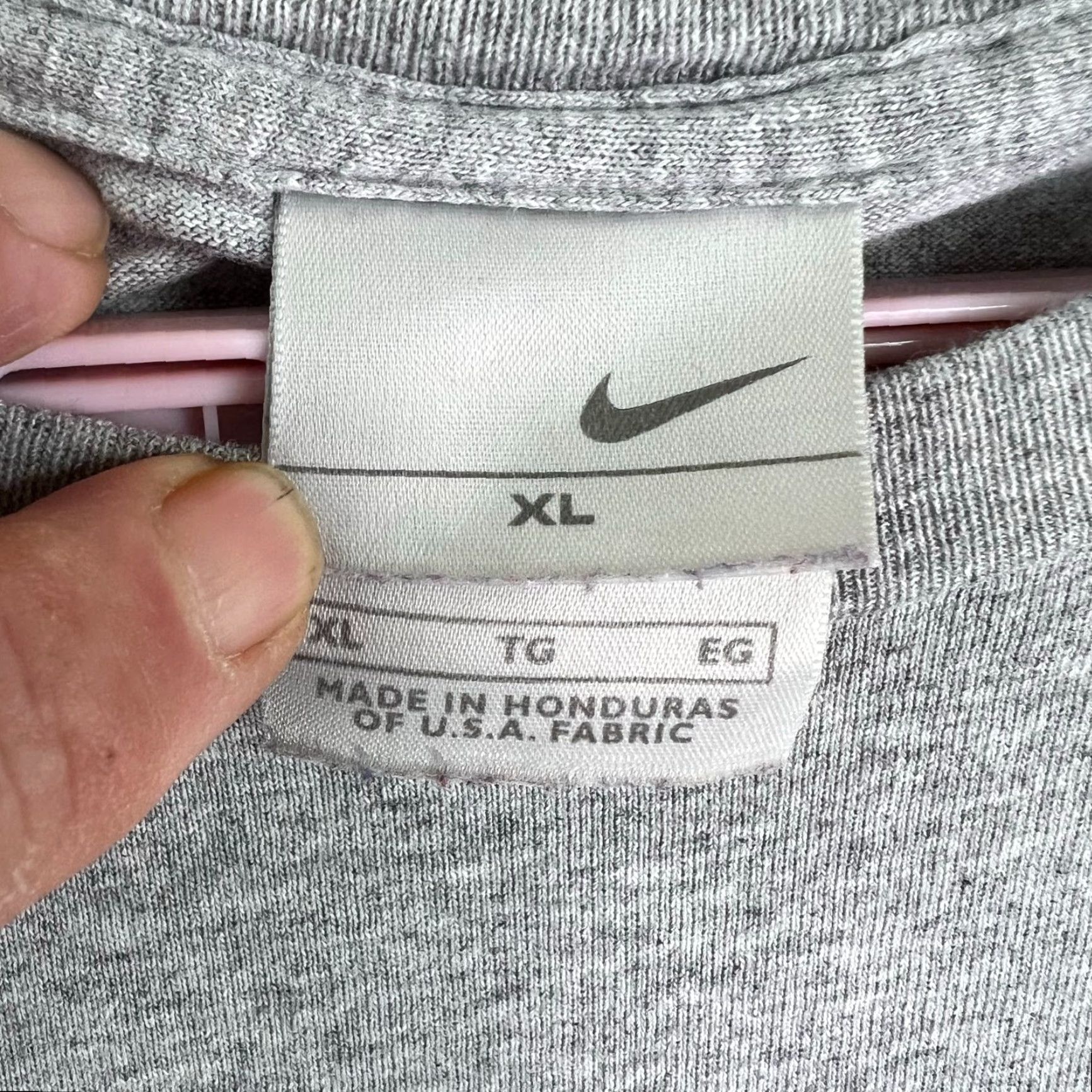 Nike VINTAGE Nike Graphic T-Shirt Size XL Gray Short Sleeve Sports Mens Size US XL / EU 56 / 4 - 3 Thumbnail