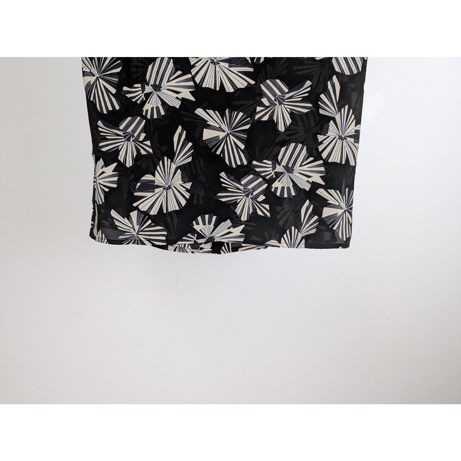 Saint Laurent Paris o1rshd1 Imprime Fleur Origami Half sleeve Shirt in Noir Size US S / EU 44-46 / 1 - 9 Thumbnail
