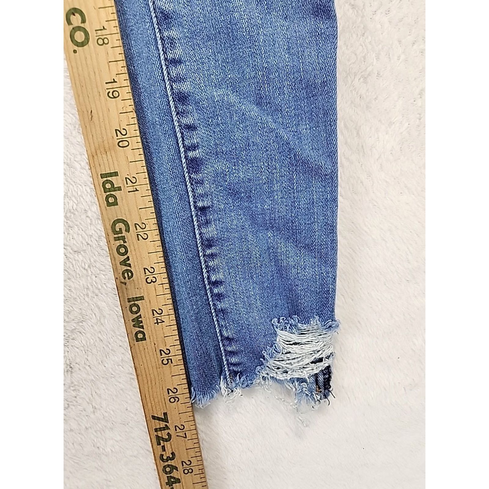 Levi's Levi's 711 Skinny Stretch Distressed Raw Hem Cuff Jeans Women's Sz 26 Light Wash Leather? Size 26" / US 2 / IT 38 - 7 Thumbnail
