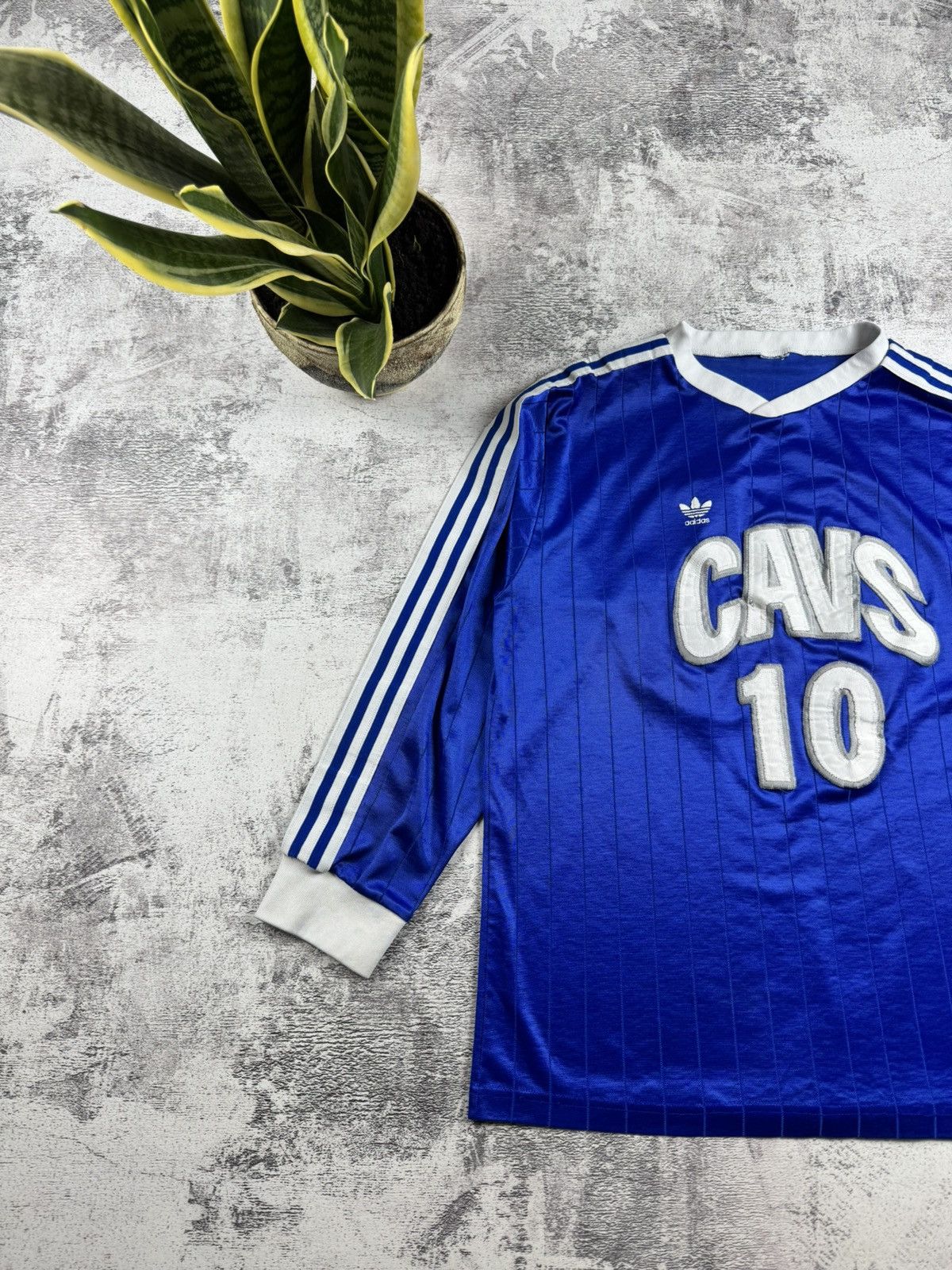 Adidas CAVS 80s 90s Adidas Cleveland Cavaliers NBA Blue RARE Longsleeve Jersey T Shirt Size US XL / EU 56 / 4 - 2 Thumbnail