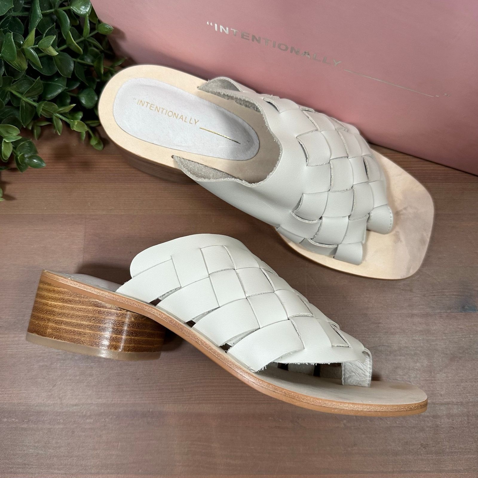 INTENTIONALLY BLANK INTENTIONALLY BLANK Kelly Woven Leather Sandals Cream Size 8 Size US 8 / IT 38 - 2 Thumbnail