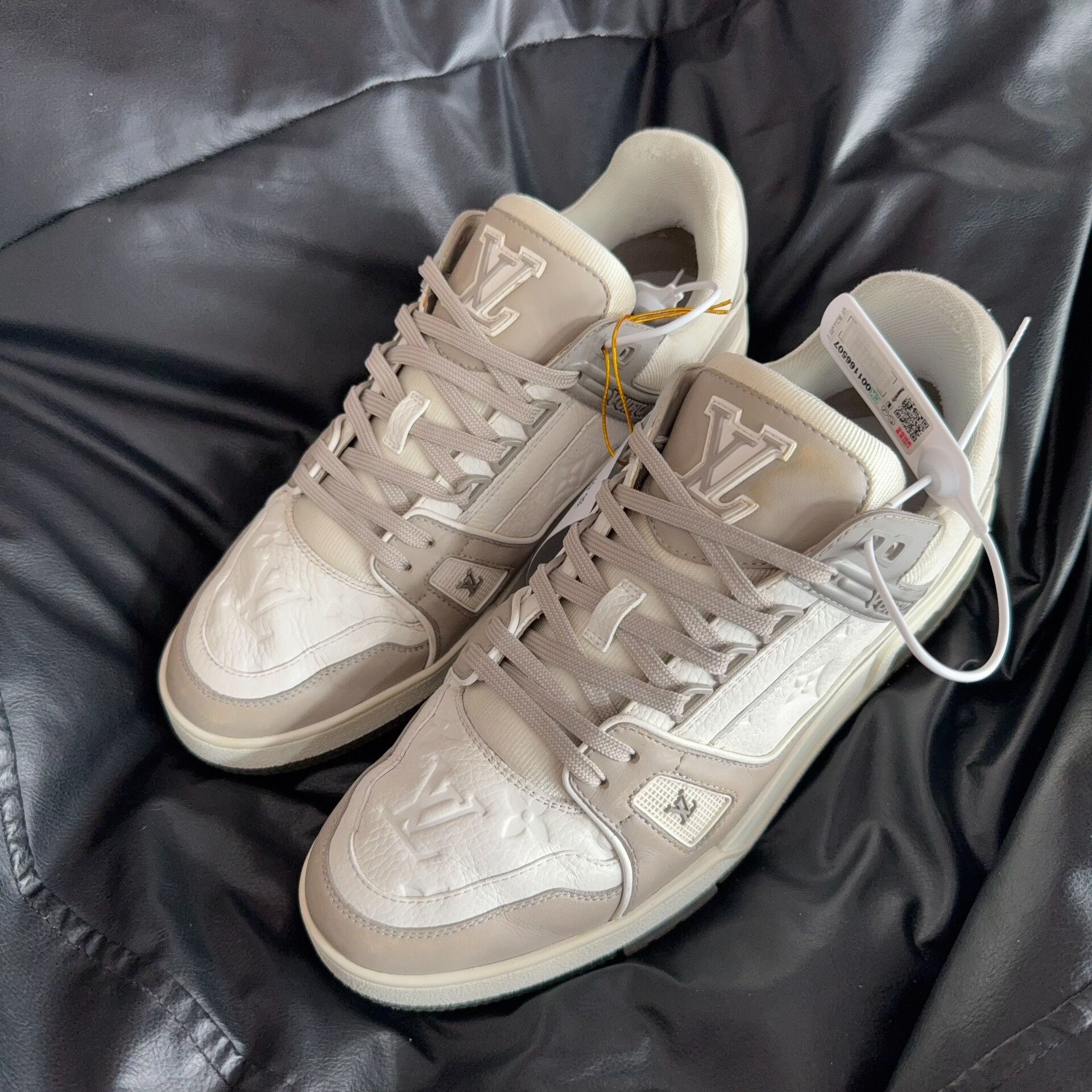 Louis Vuitton Louis Vuitton Training White Lowtop Sneakers 42 Men Size US 9 / EU 42 - 1 Thumbnail