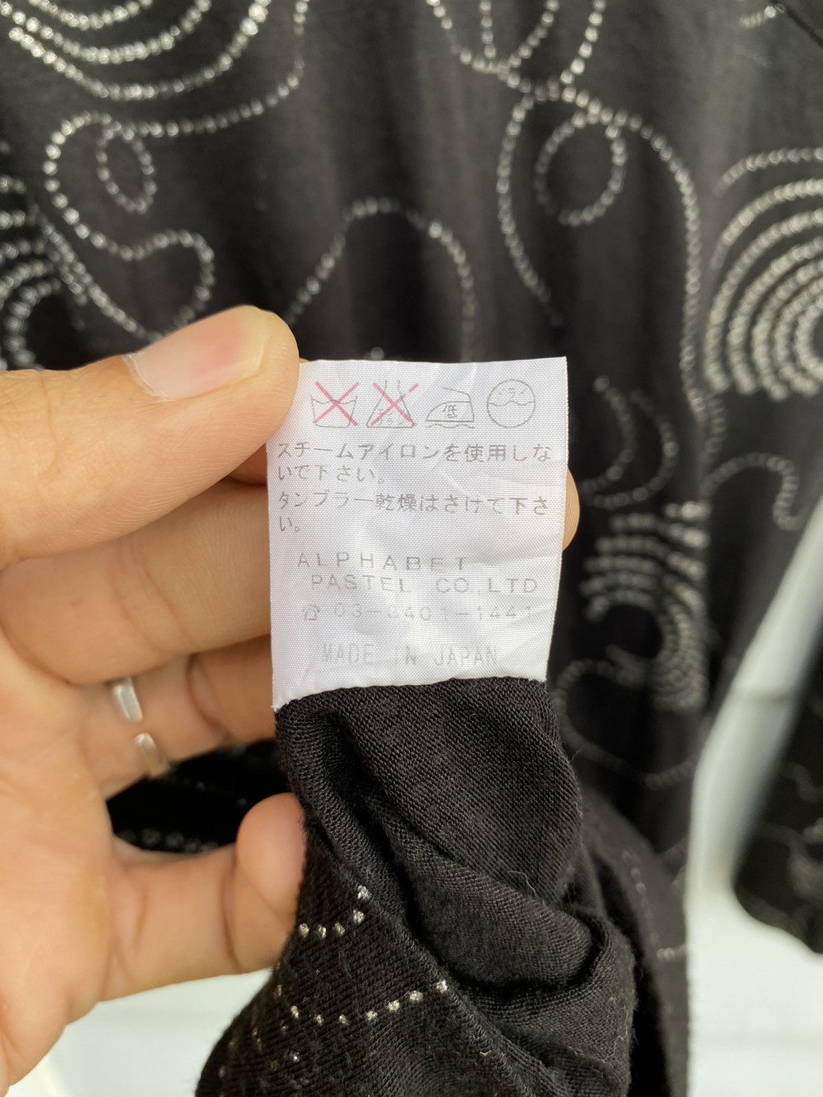 Japanese Brand Alphabet Club Longsleeve with Abstract Dot Swirl Pattern Size ONE SIZE - 15 Thumbnail