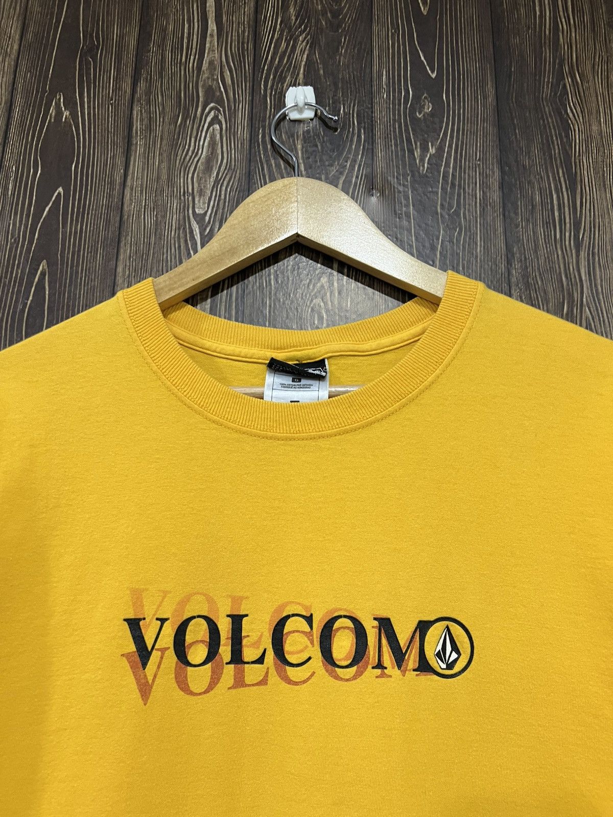 Vintage Volcom Skateboard Spellout Tshirt