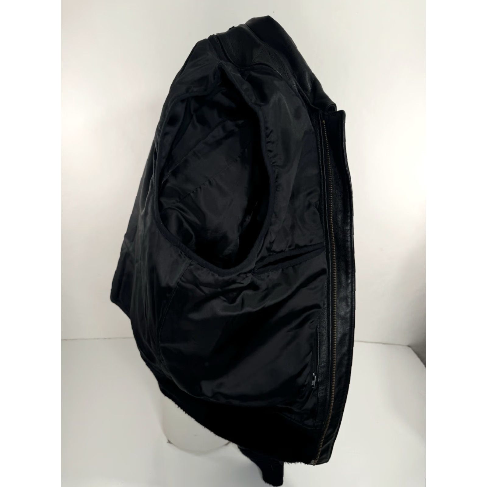 Vintage GIBSON & BARNES Heavy Duty 48 R Flight Bomber Zip In Liner LEATHER Pilot Jacket Jacket Mens Black Bomber American Airlines Style Birthday Decade 90s Size US M / EU 48-50 / 2 - 7 Thumbnail