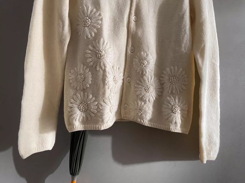Comme des Garcons Comme Des Garcons Off-white flower embroidered wool sweate Size S / US 4 / IT 40 - 3 Thumbnail