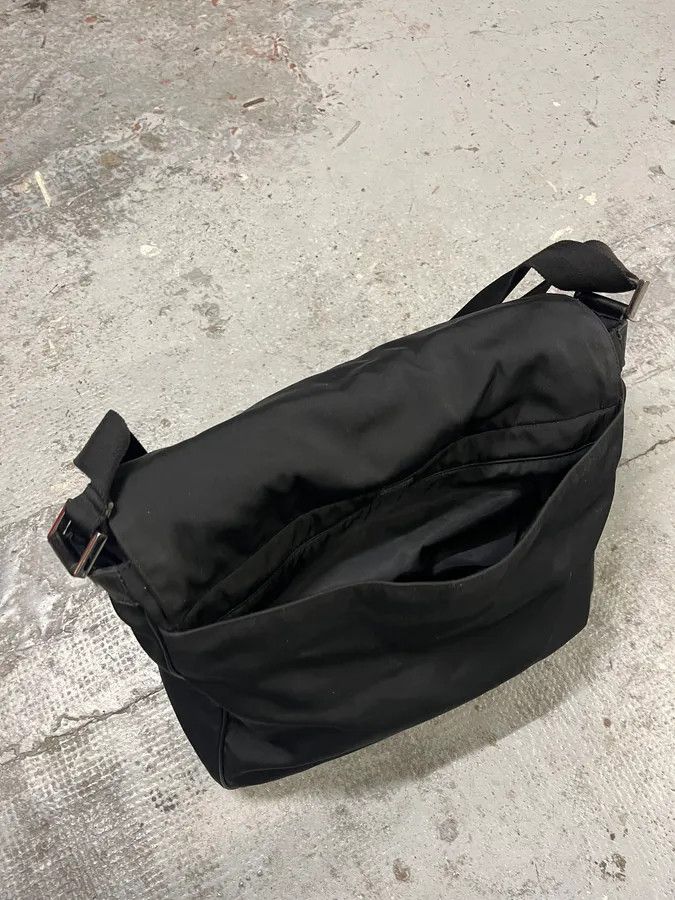 Gucci 2000s Gucci Black Minimalist Messenger Shoulder Bag Size ONE SIZE - 7 Thumbnail