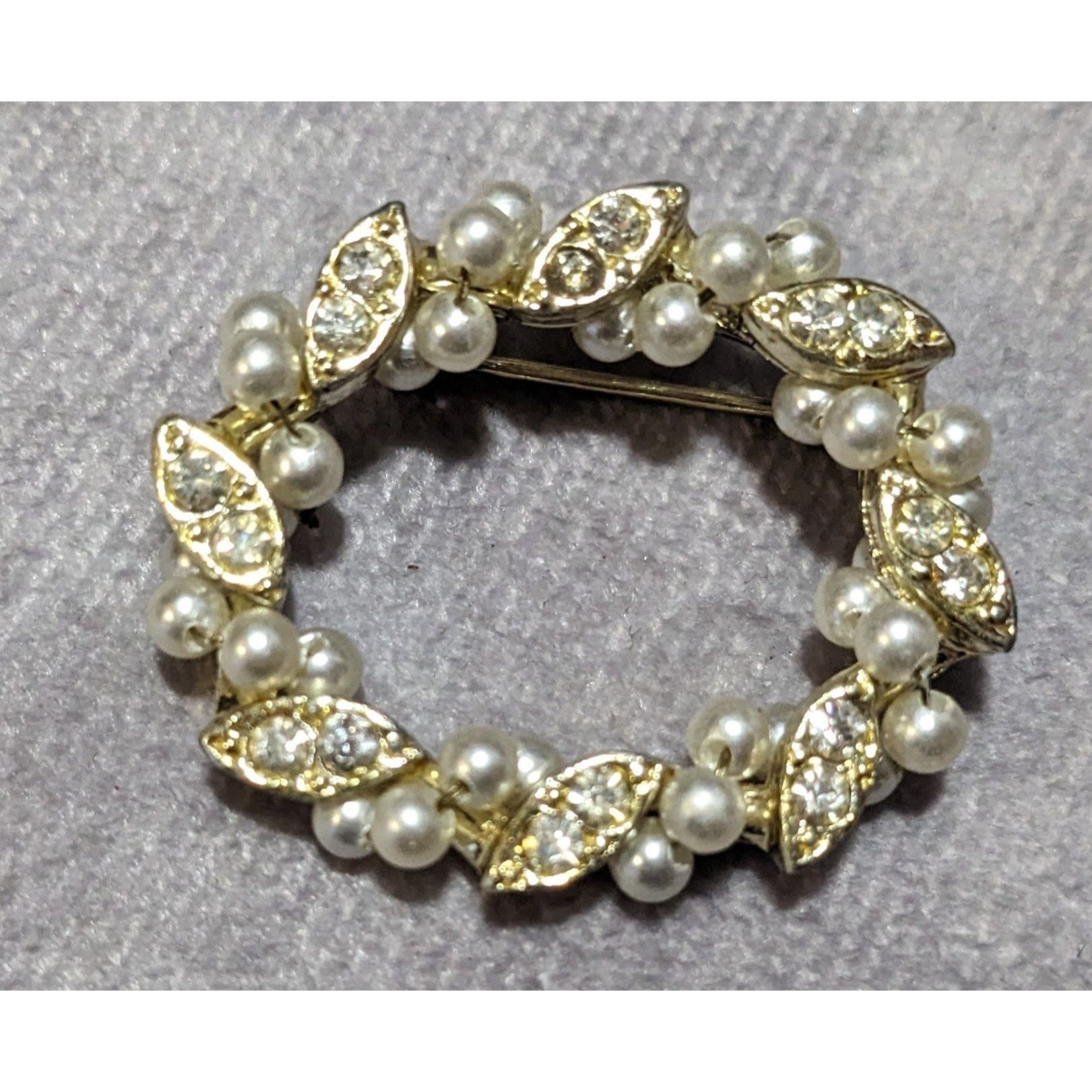 Other Vintage Gold Tone Rhinestone Faux Pearl Wreath Brooch Size ONE SIZE - 5 Thumbnail