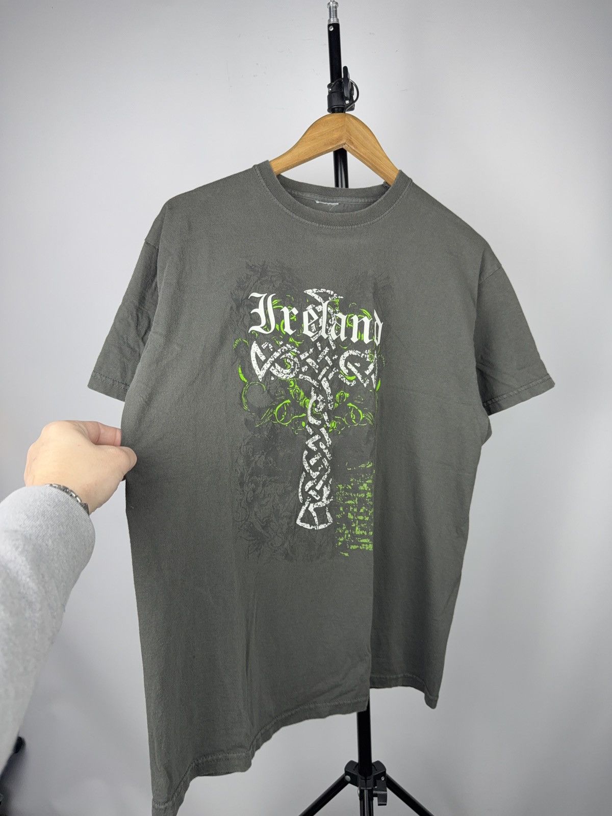 Vintage Vintage 00s Ireland Celtic Cross Gothic Graphic T-Shirt Size US L / EU 52-54 / 3 - 2 Thumbnail