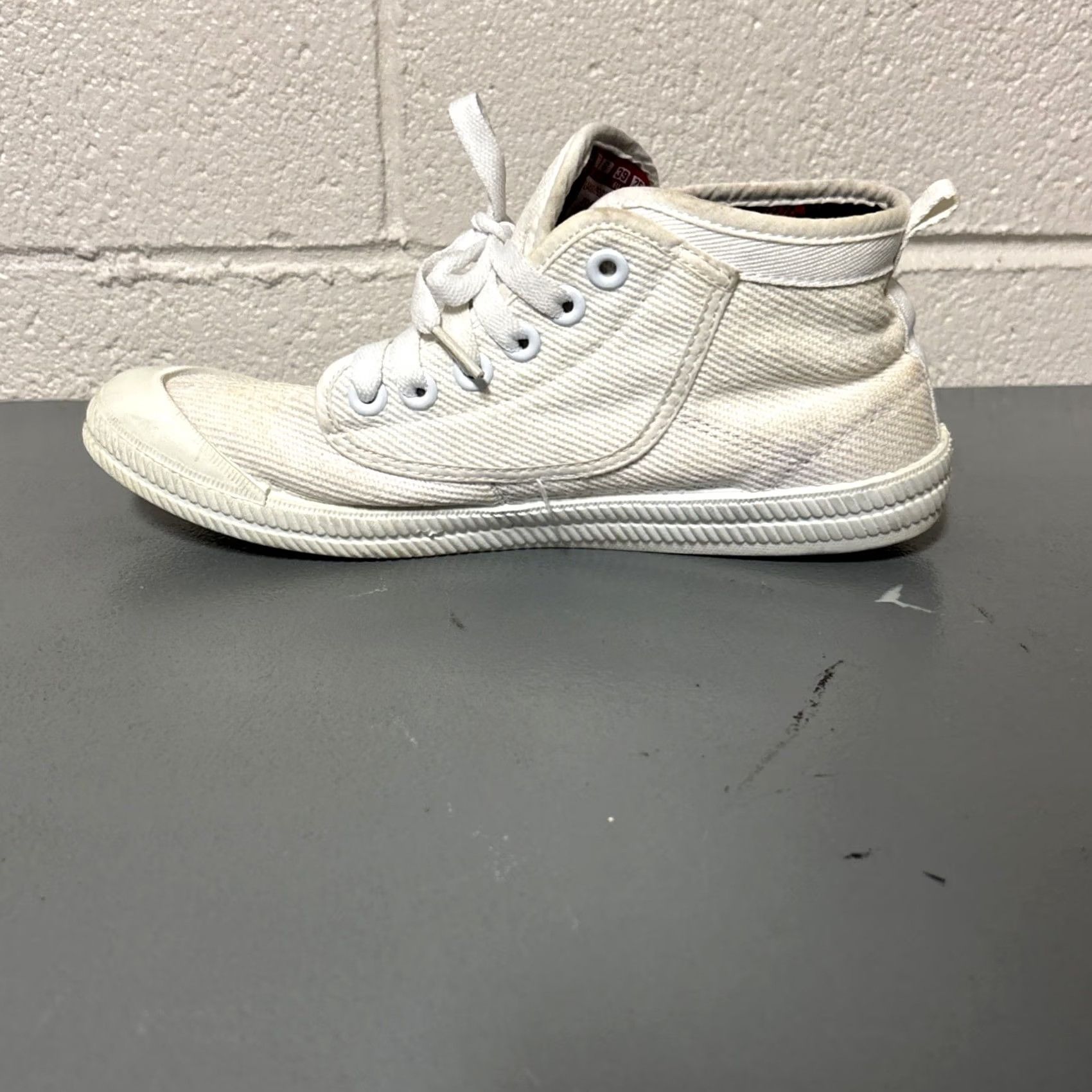 Vintage VINTAGE Volley High Leap Sneaker Mens 7 EU 39 All White Lace Up Unisex White Sneakers Mens Size 7 EU 39 Australia Volley High Leap Sneaker Size US 6 / EU 39 - 6 Thumbnail