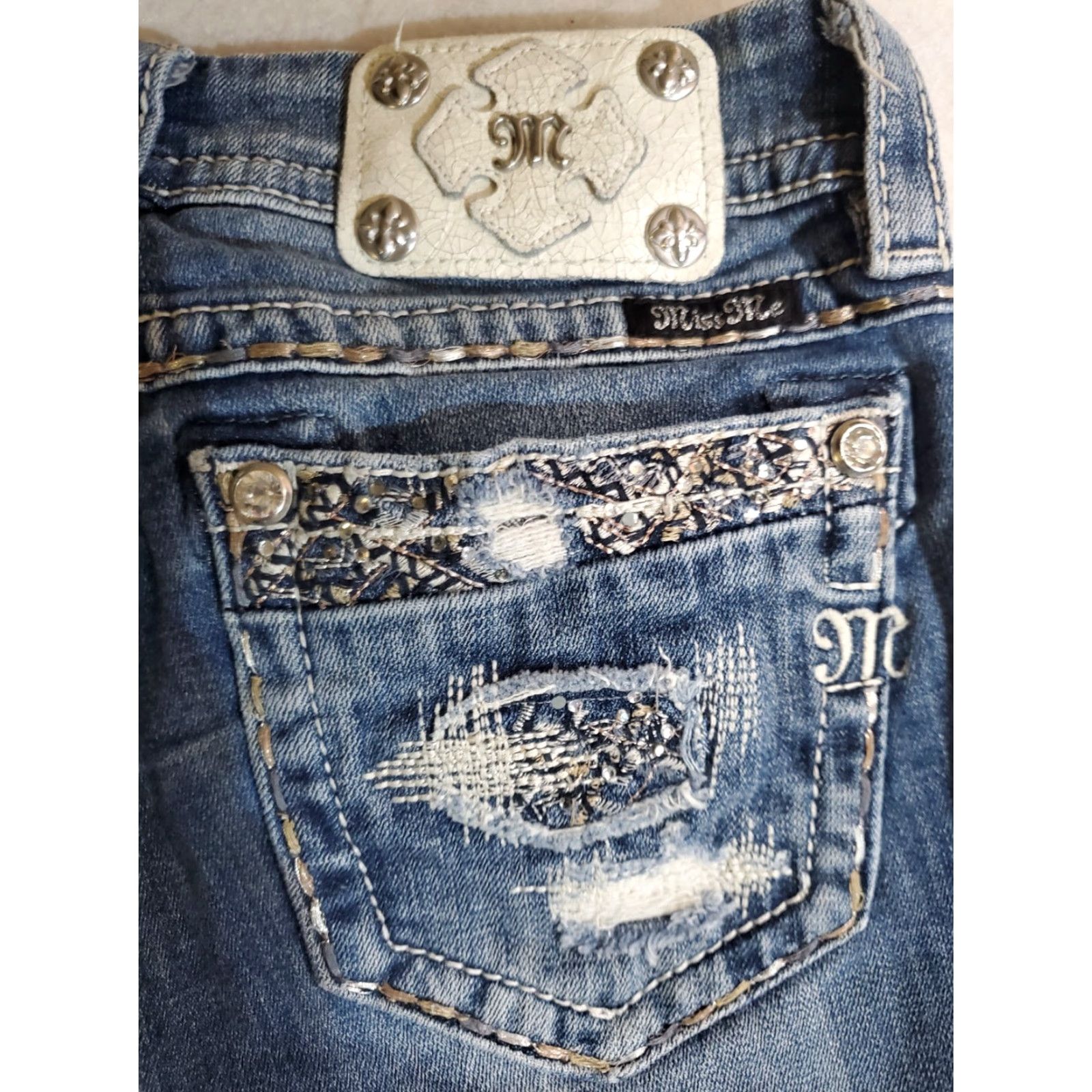 Miss Me Miss Me Signature Bedazzled Crop Jeans Women's Size 27 Medium Wash Blue Denim Size 27" / US 4 / IT 40 - 8 Thumbnail