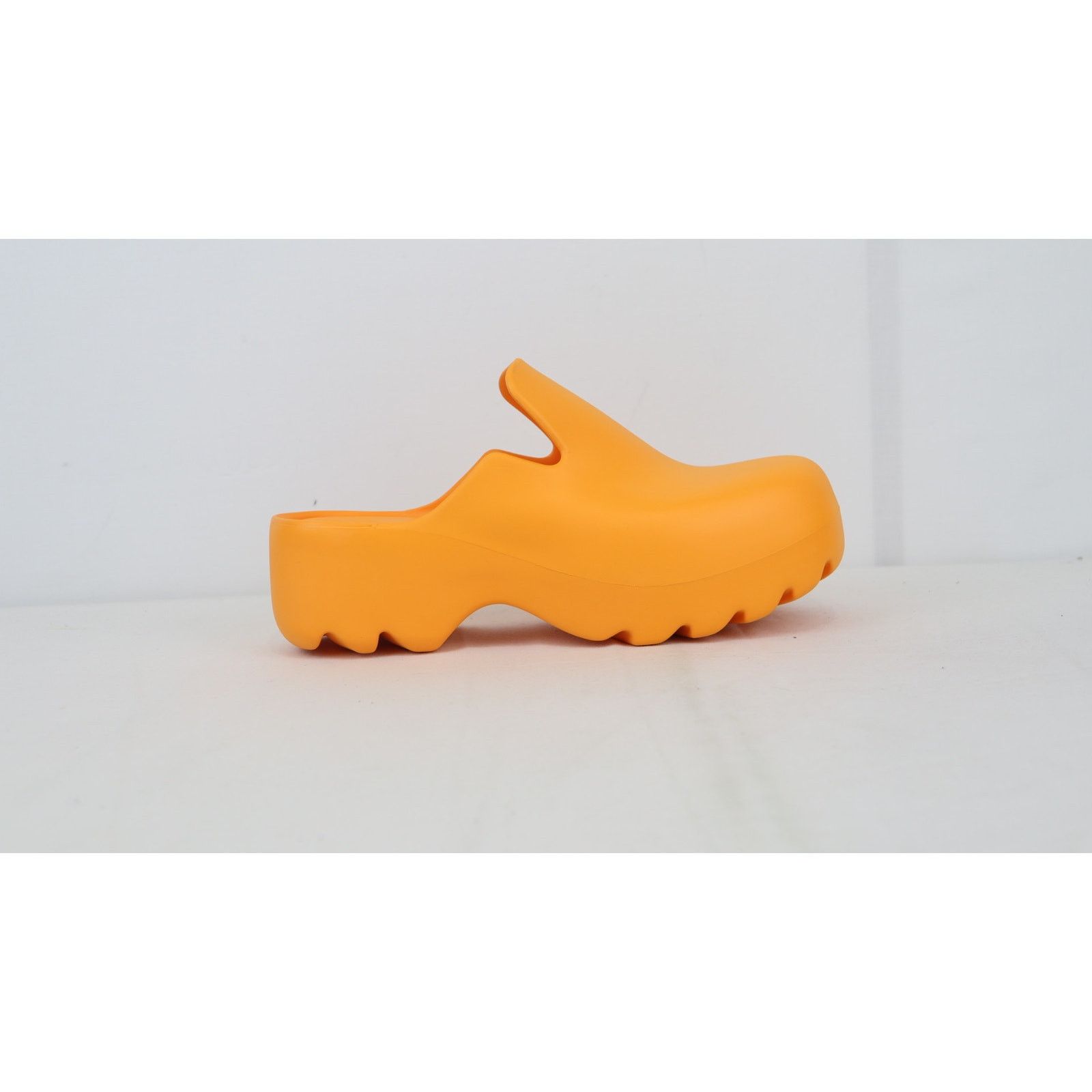 Bottega Veneta o1rshd1 Gel Rubber Flash Slipper Rubber in Tangerine Size US 6 / EU 39 - 5 Thumbnail