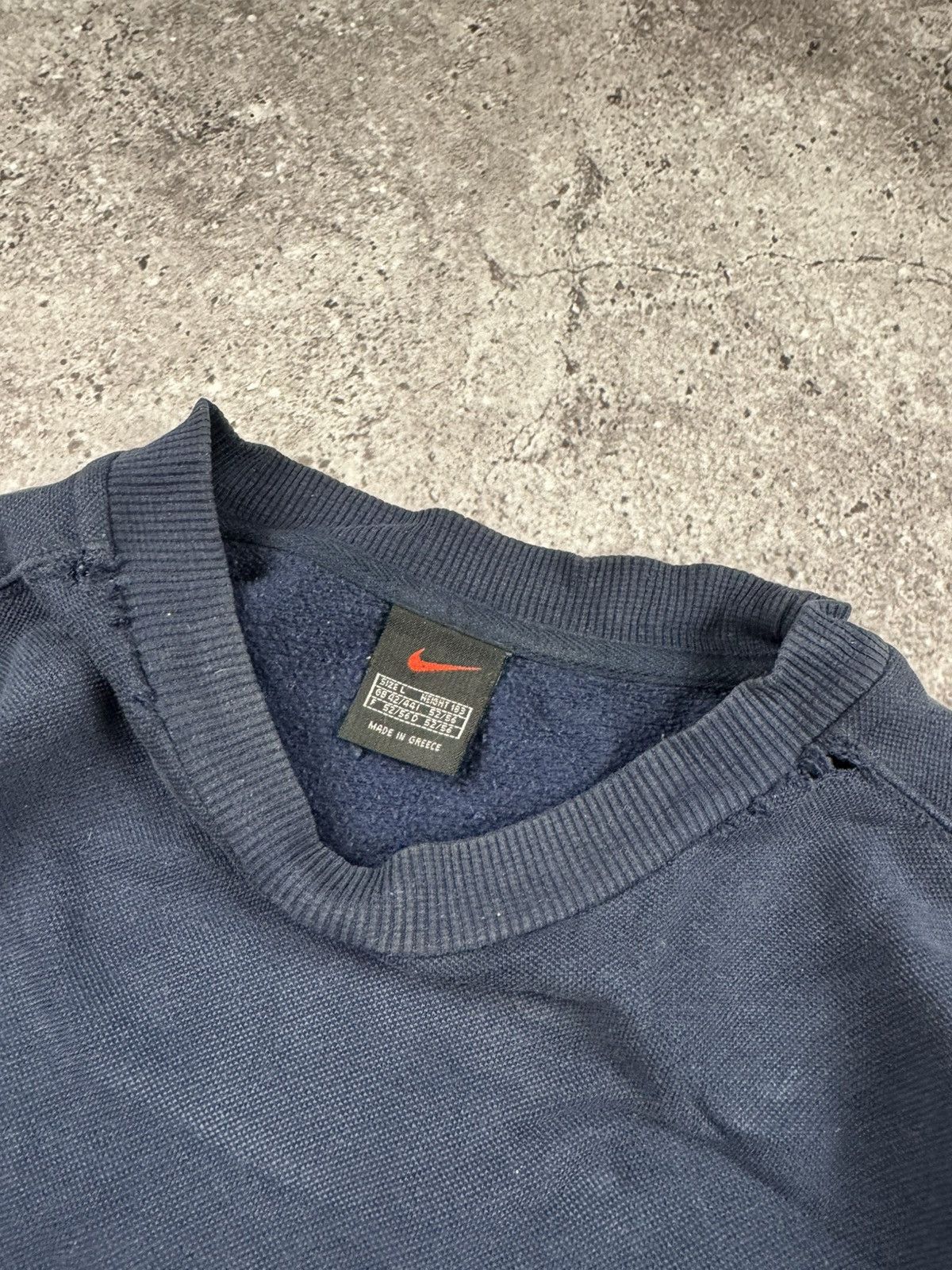 Nike 90s Nike Crew Sweatshirt Center Box Logo Swoosh Distressed Size US L / EU 52-54 / 3 - 5 Thumbnail