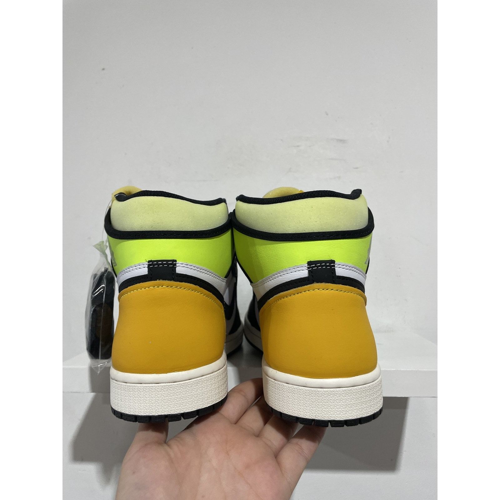 Jordan Brand NIKE JORDAN 1 HIGH WHITE BLACK VOLT UNIVERSITY GOLD Size US 10.5 / EU 43-44 - 5 Thumbnail