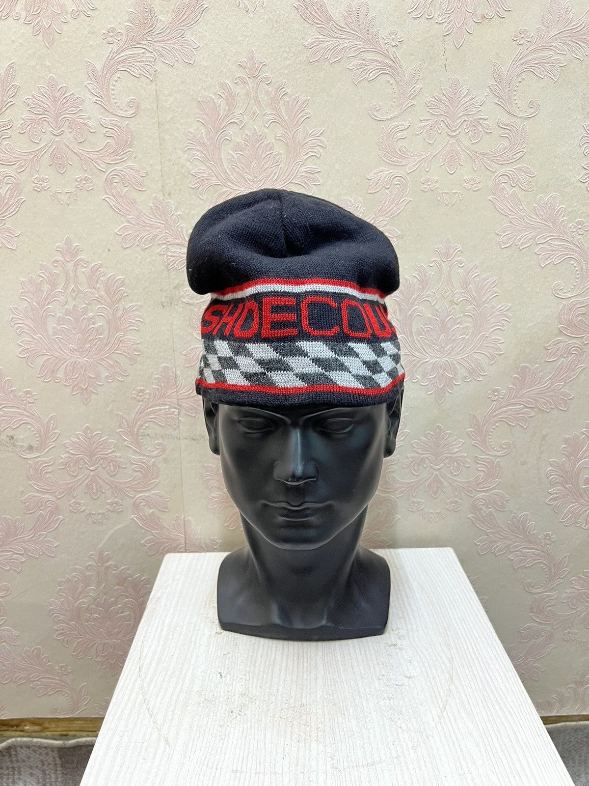 Vintage Vintage DCSHOEUSA spell Out Beanie Hats Size ONE SIZE - 2 Thumbnail