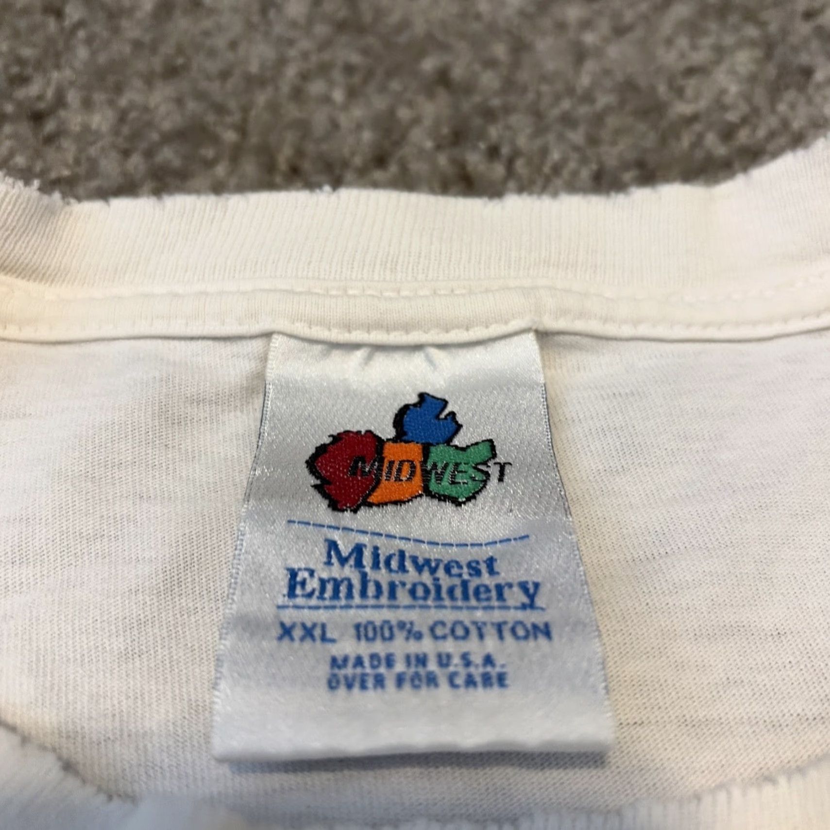 NCAA VINTAGE 90s University Of Wisconsin Badgers Embroidered NCAA White 2XL T-Shirt Mens Size US XXL / EU 58 / 5 - 4 Thumbnail