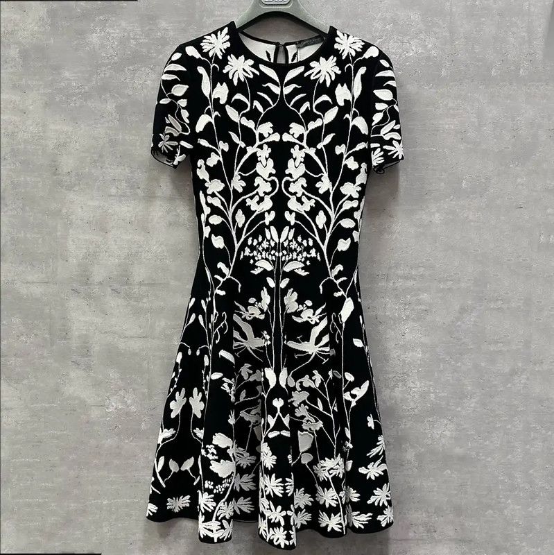 Alexander McQueen Alexander McQueen Black Floral Embroidered Short Dress 0089 Size M / US 6-8 / IT 42-44 - 1 Thumbnail
