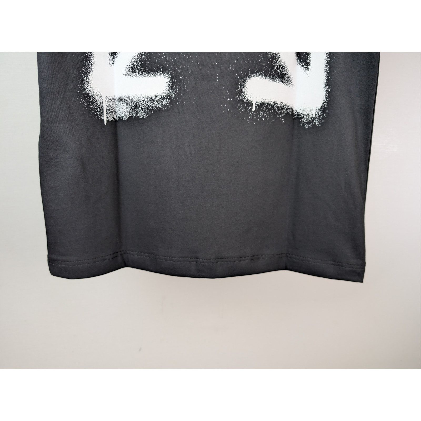 Off-White o1rshd1 Spray Can Arrow Slim S/S T-Shirt in Black Size US L / EU 52-54 / 3 - 12 Thumbnail
