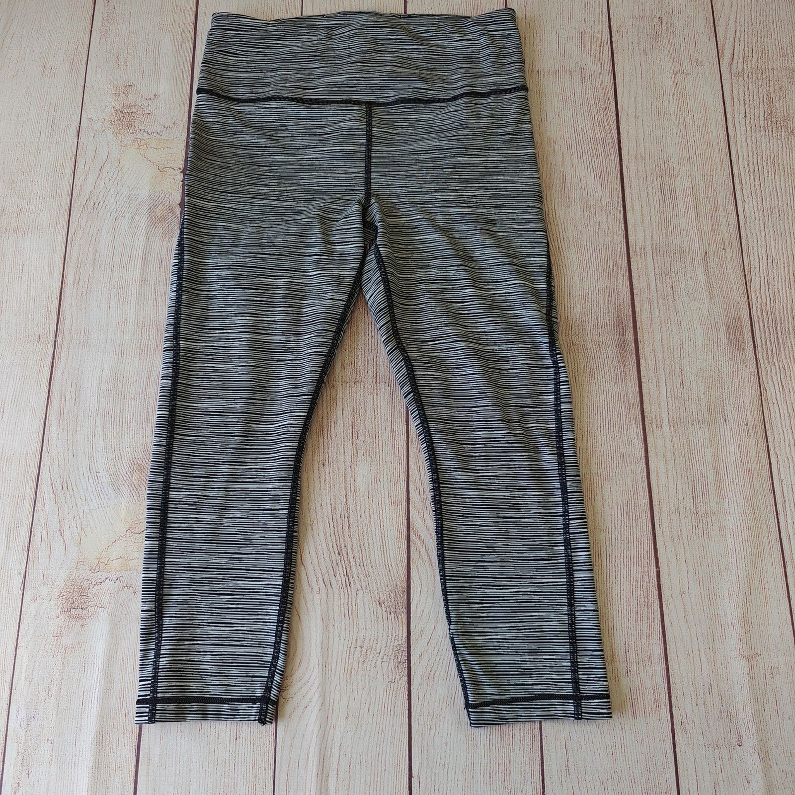 Athleta Athleta Ultimate Linear Lines Capri sz S Size 27" / US 4 / IT 40 - 1 Thumbnail