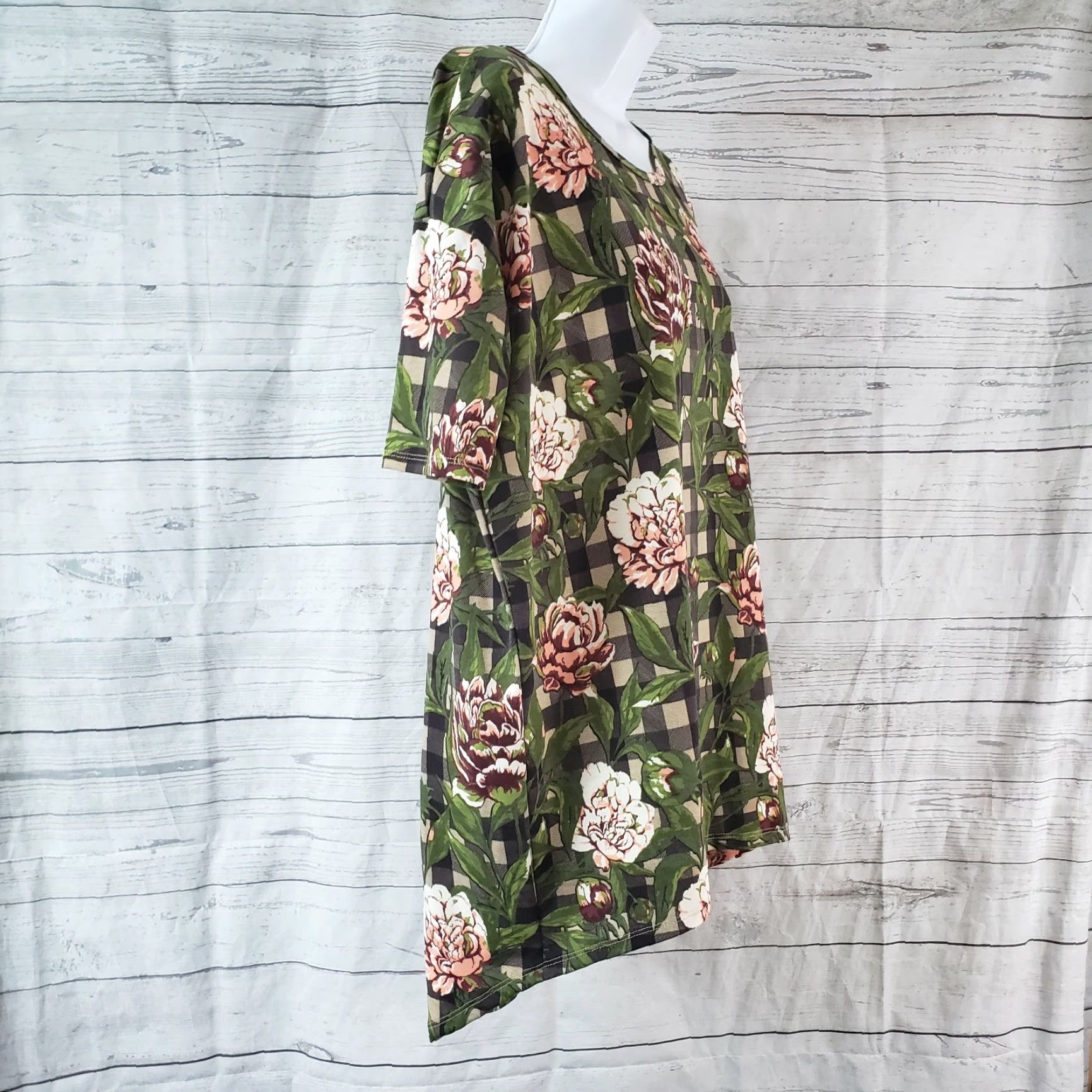 Vintage VINTAGE LuLaRoe Womens Irma top Sz XS Pink Green Floral Checkered Short Sleeve Size XS / US 0-2 / IT 36-38 - 3 Thumbnail