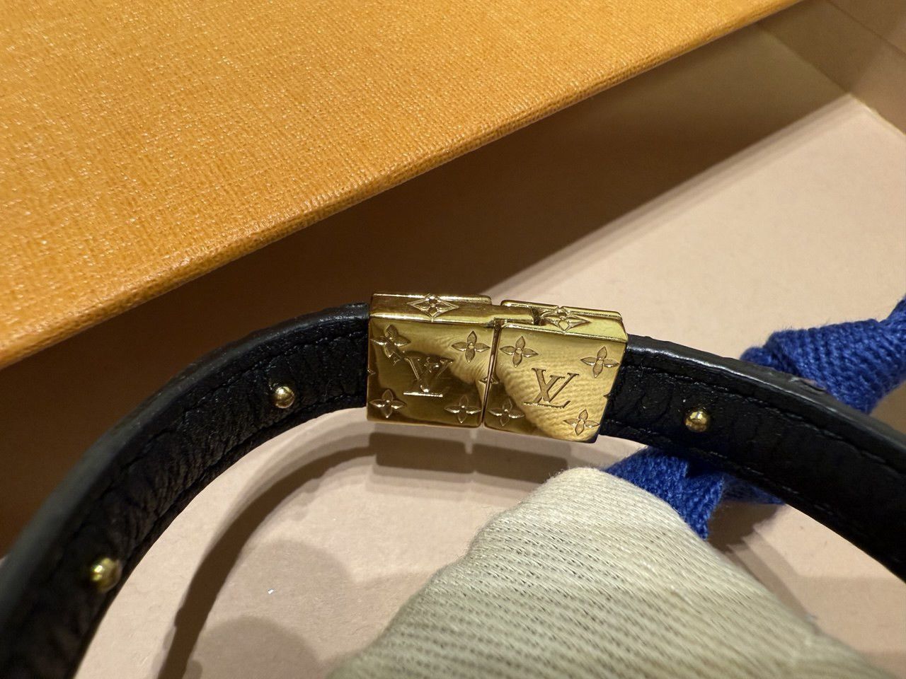 Louis Vuitton Louis Vuitton Reversible LV Circle Bracelet Monogram Noir Size ONE SIZE - 7 Thumbnail