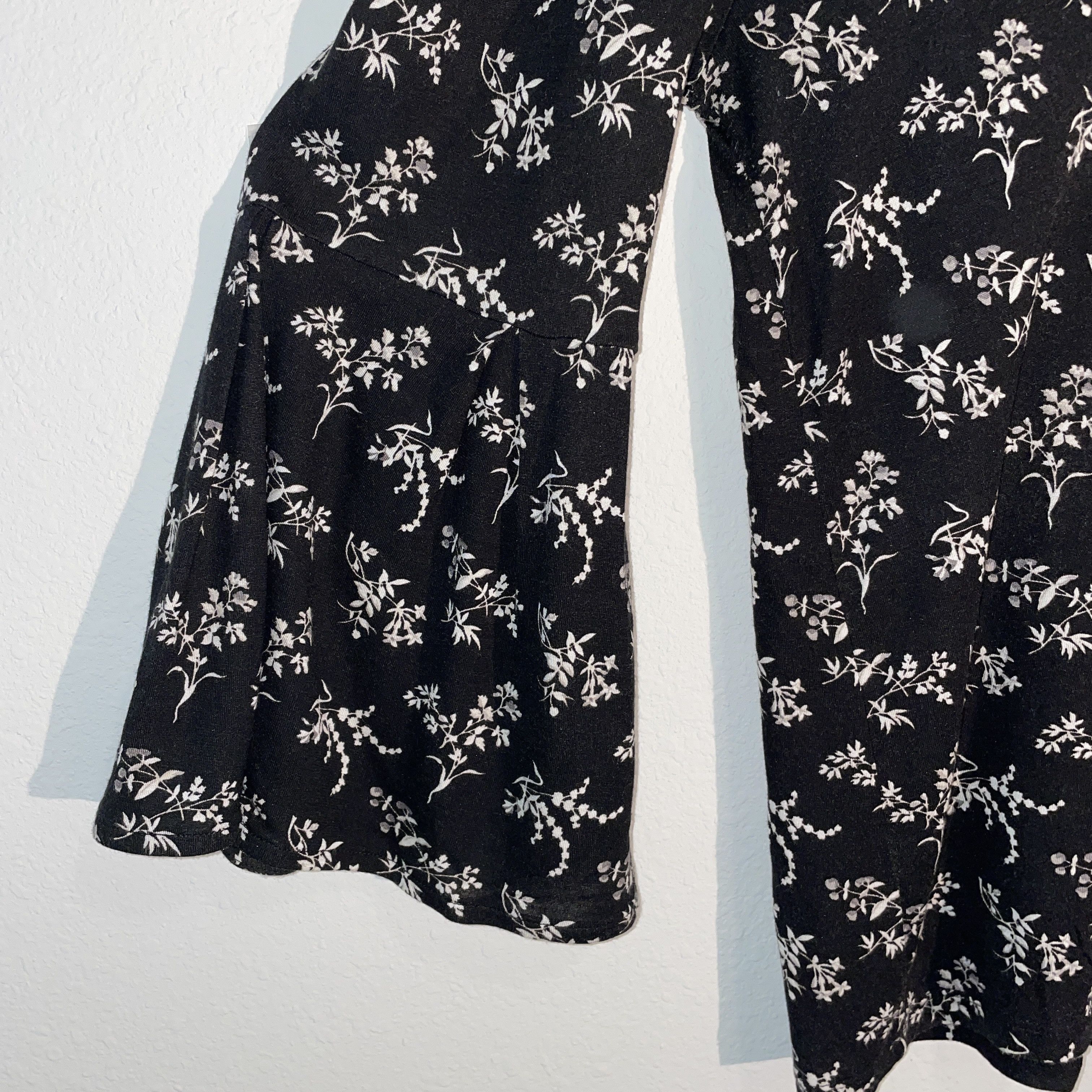 H&M H&M Women's V Neck Bell Sleeve Floral Print Blouse Sz M Size M / US 6-8 / IT 42-44 - 2 Thumbnail