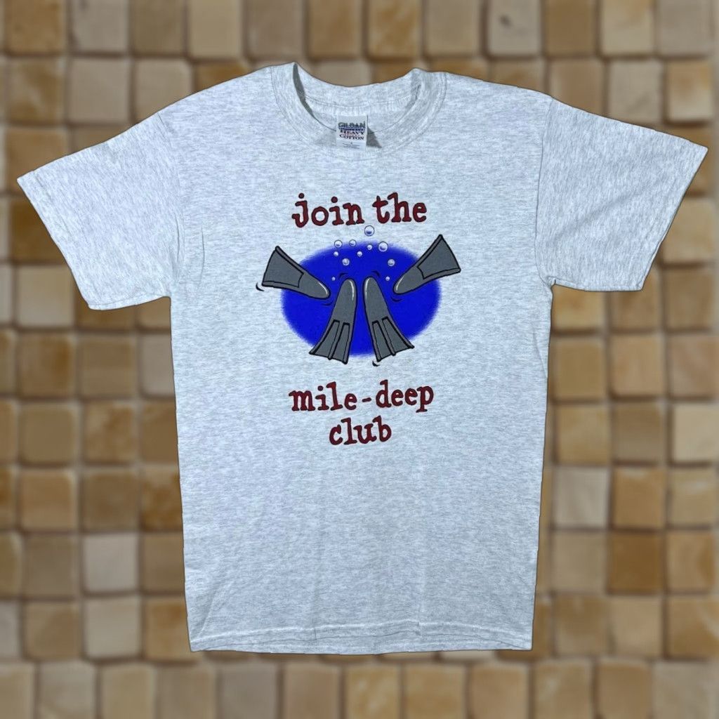 Gildan Gildan Grey T-Shirt Early 00’s Join The Mile-Deep Club Cartoon Diving Souvenir Graphic Small Mens Short Sleeve Cotton Size US S / EU 44-46 / 1 - 1 Thumbnail