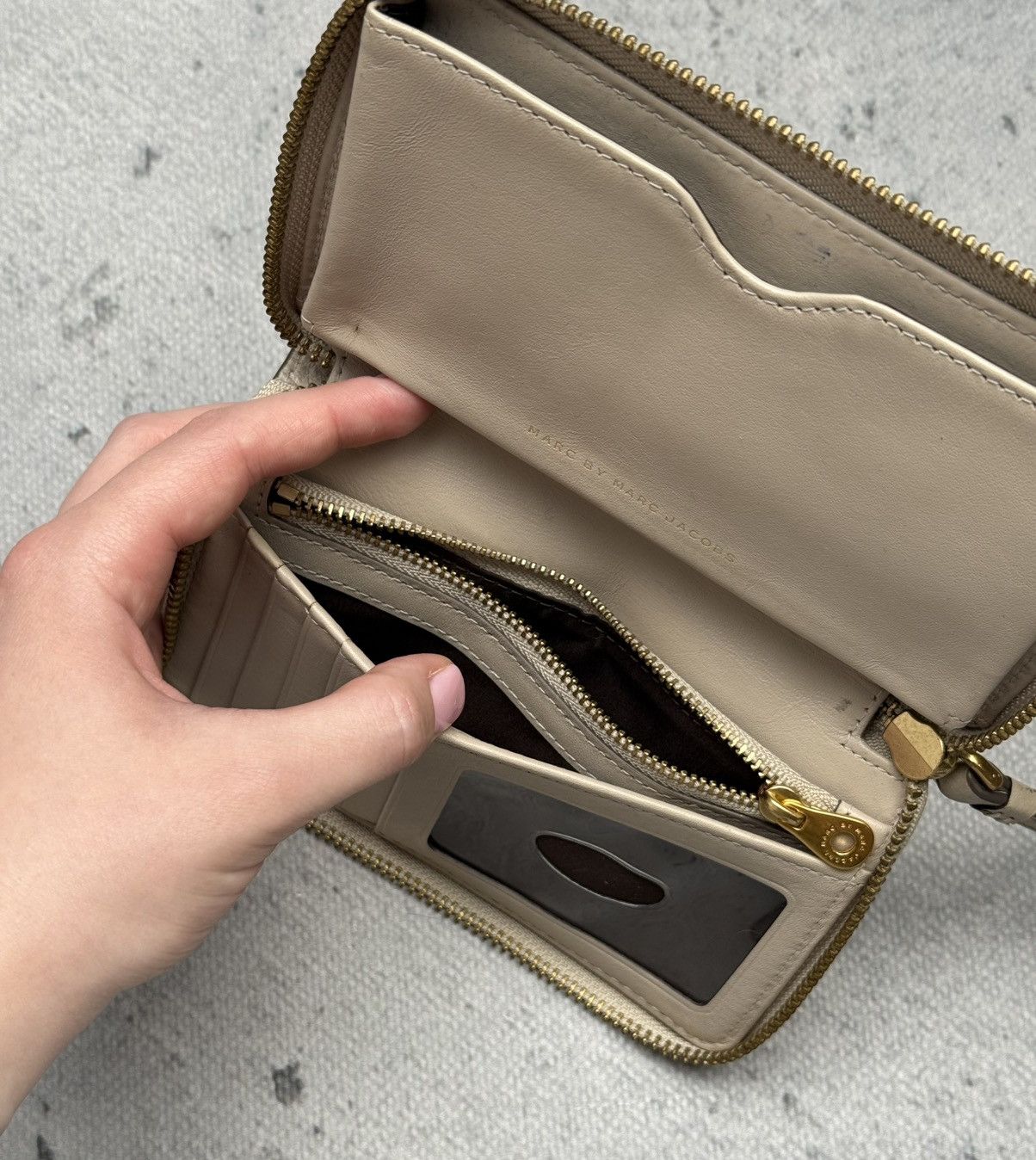 Marc by Marc Jacobs Vintage Marc by Marc Jacobs Beige Zip Around Wallet Rare Size ONE SIZE - 17 Thumbnail
