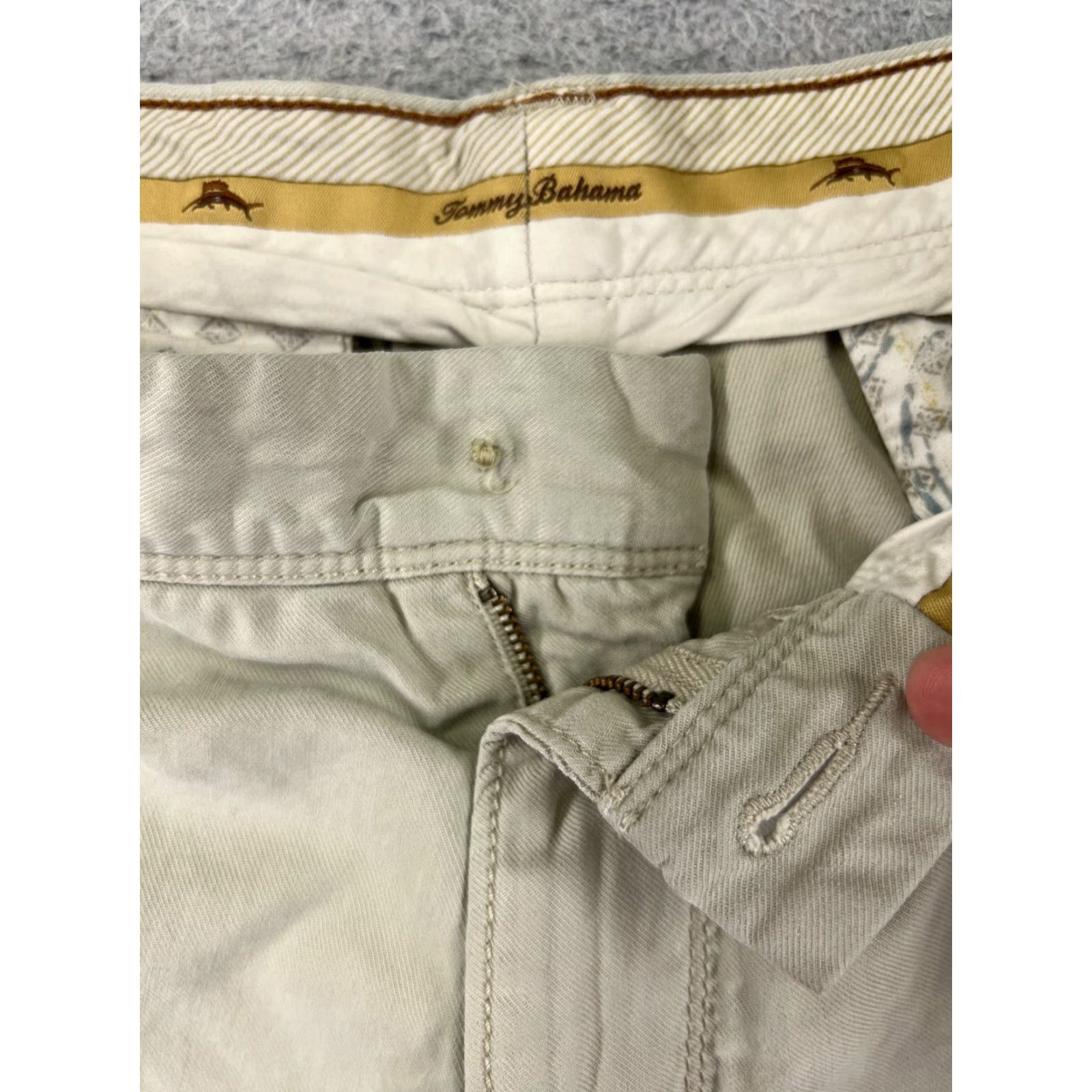 Tommy Bahama VINTAGE Tommy Bahama Shorts Mens Chino Cargo Pocket 34 Beige Cotton Blend Flat Front 34x9 Beach Aloha Mens Size US 34 / EU 50 - 7 Thumbnail