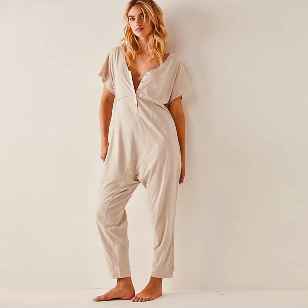 Free People New Free People Pillow Talk Henley Beige Romper Size XS Size 26" / US 2 / IT 38 - 1 Thumbnail