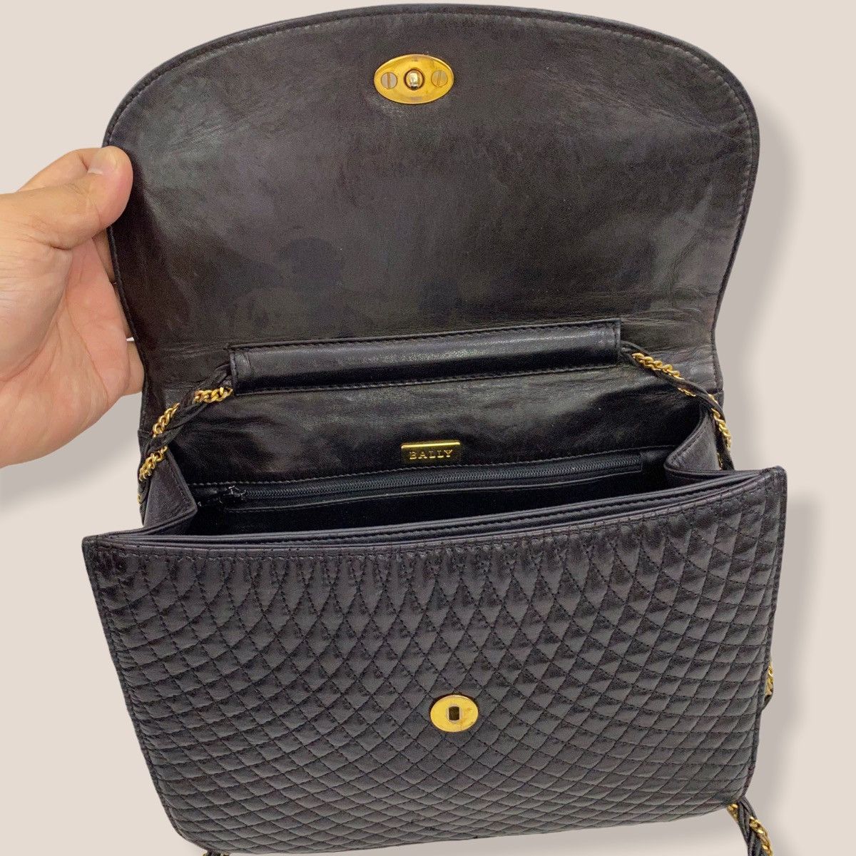 Bally ‼️LASTDROP‼️ AUTHENTIC BALLY LEATHER QUILTED SHOULDER BAG Size ONE SIZE - 17 Thumbnail