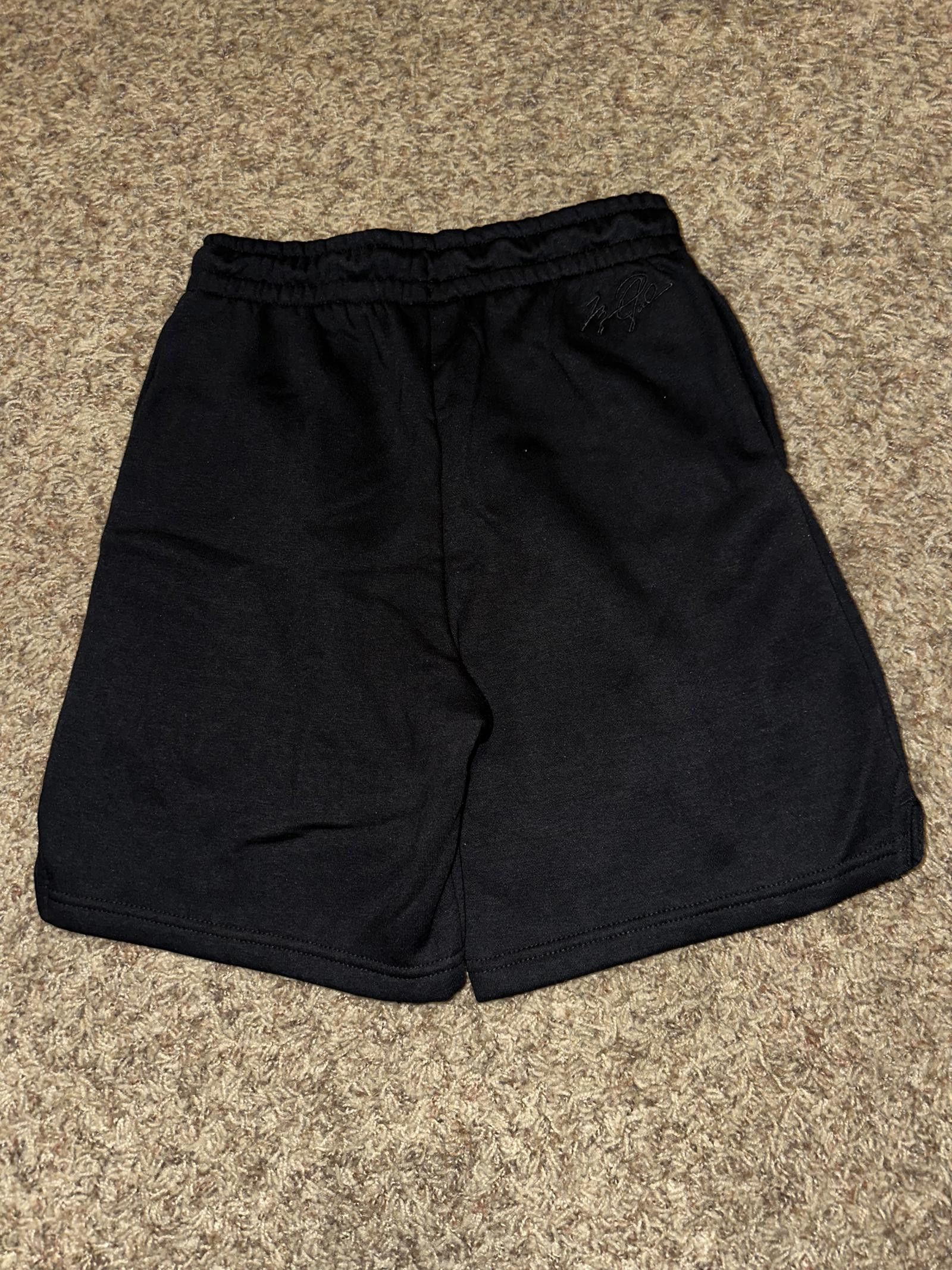 Jordan Brand Air Jordan Big Kids (Boy’s) Embroidered Logo Black Fleece Shorts Size US 26 / EU 42 - 6 Thumbnail