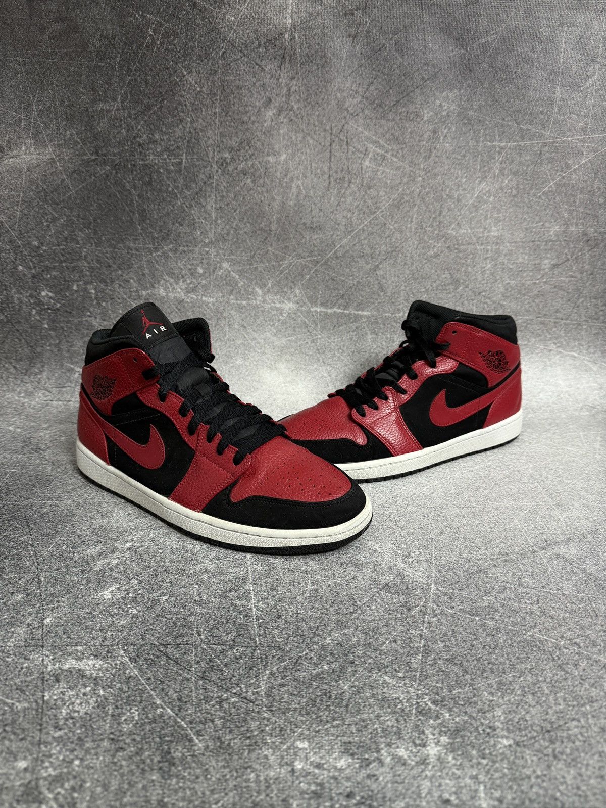 Jordan Brand NIKE AIR JORDAN 1 MID REVERSE BRED 554724-054 Size US 12 / EU 45 - 1 Thumbnail