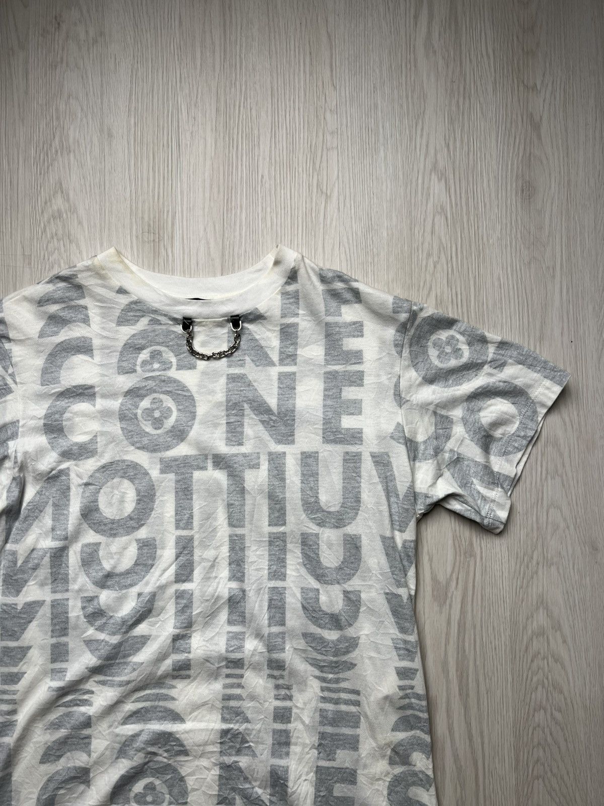 Louis Vuitton Louis Vuitton Logo T Shirt With Chain Size US S / EU 44-46 / 1 - 3 Thumbnail