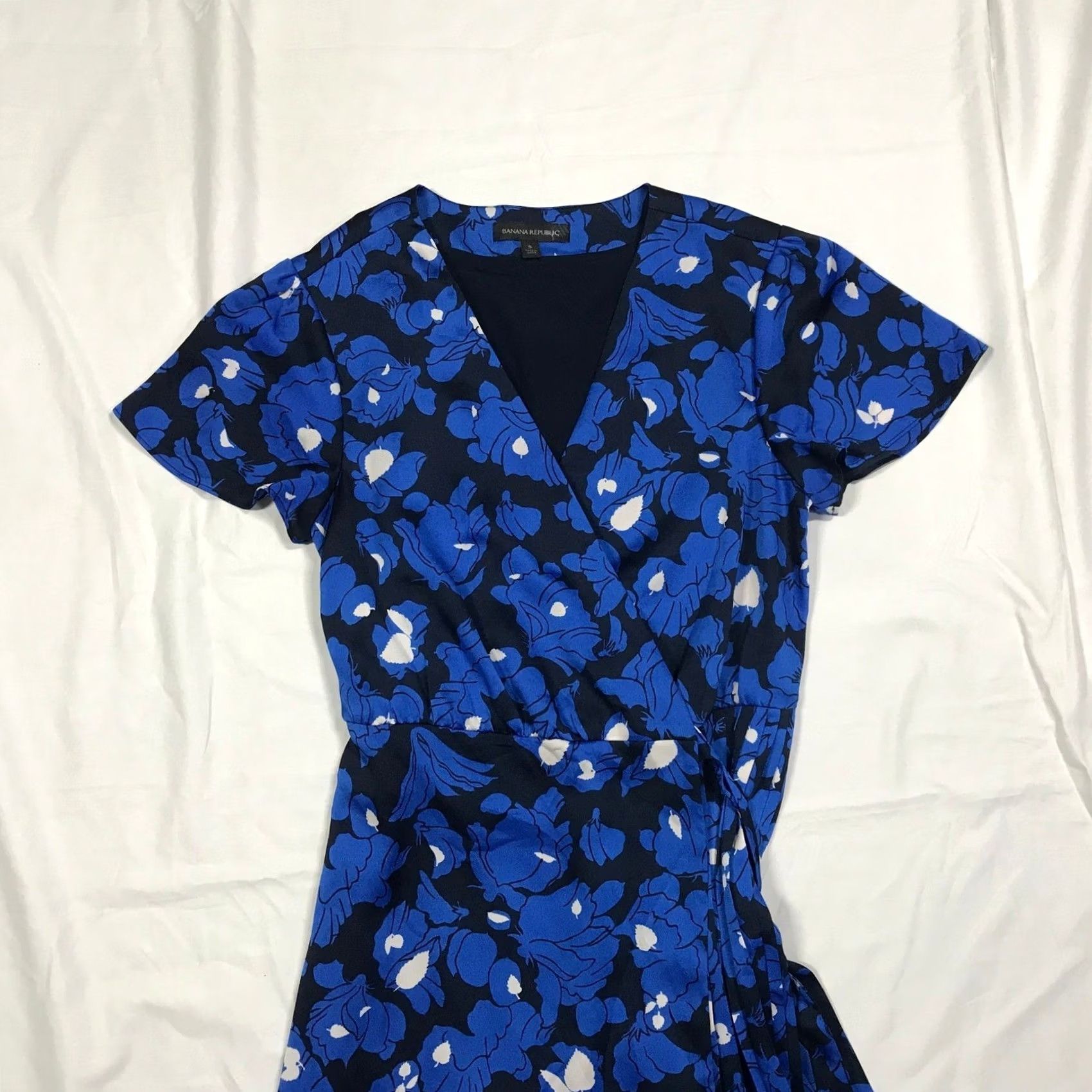 Banana Republic Banana Republic Wrap Dress S Blue Floral V-Neck Pleated Short Sleeve Women Size 28" / US 6 / IT 42 - 6 Thumbnail