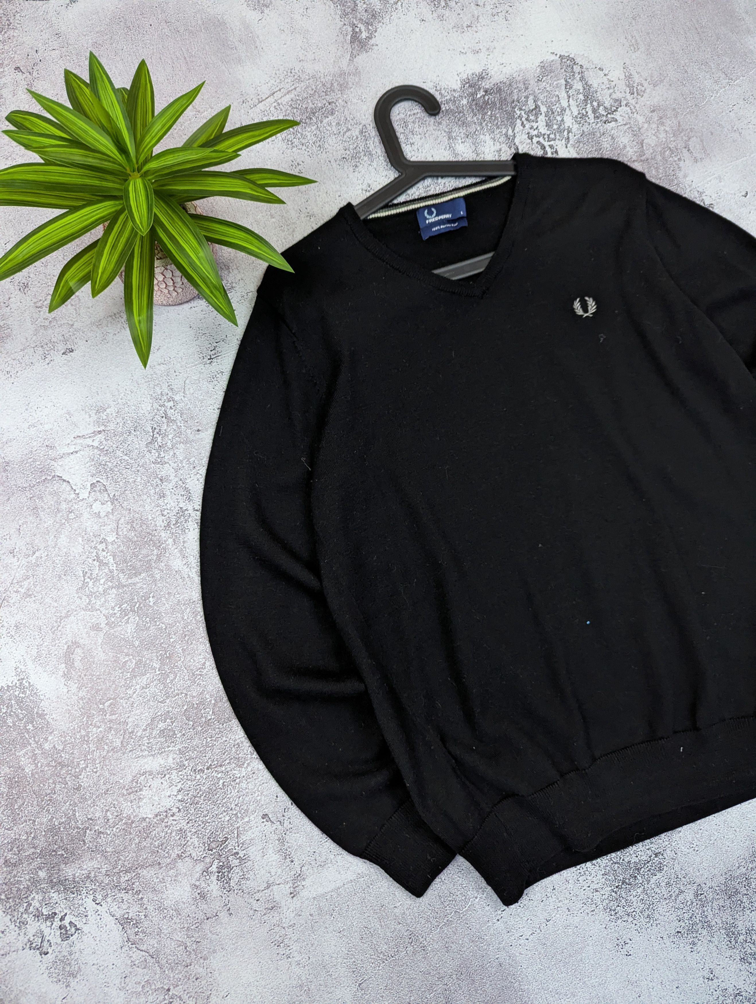 Fred Perry Fred Perry Merino Wool V Neck Sweater L Size US L / EU 52-54 / 3 - 6 Thumbnail