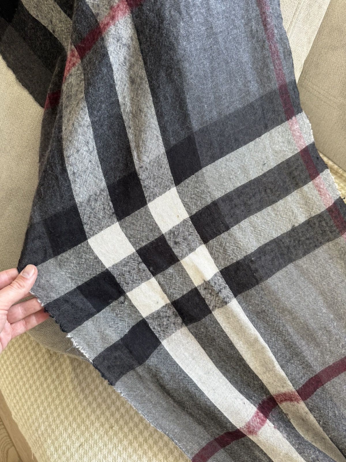 Burberry Burberry Check Cashmere and Wool Lightweight Scarf Size ONE SIZE - 14 Thumbnail