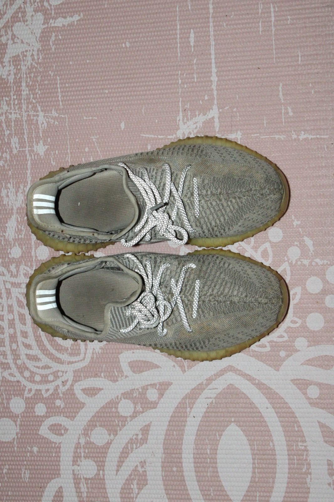 Yeezy Yeezy 350 V2 static non reflective Size US 9 / EU 42 - 4 Thumbnail