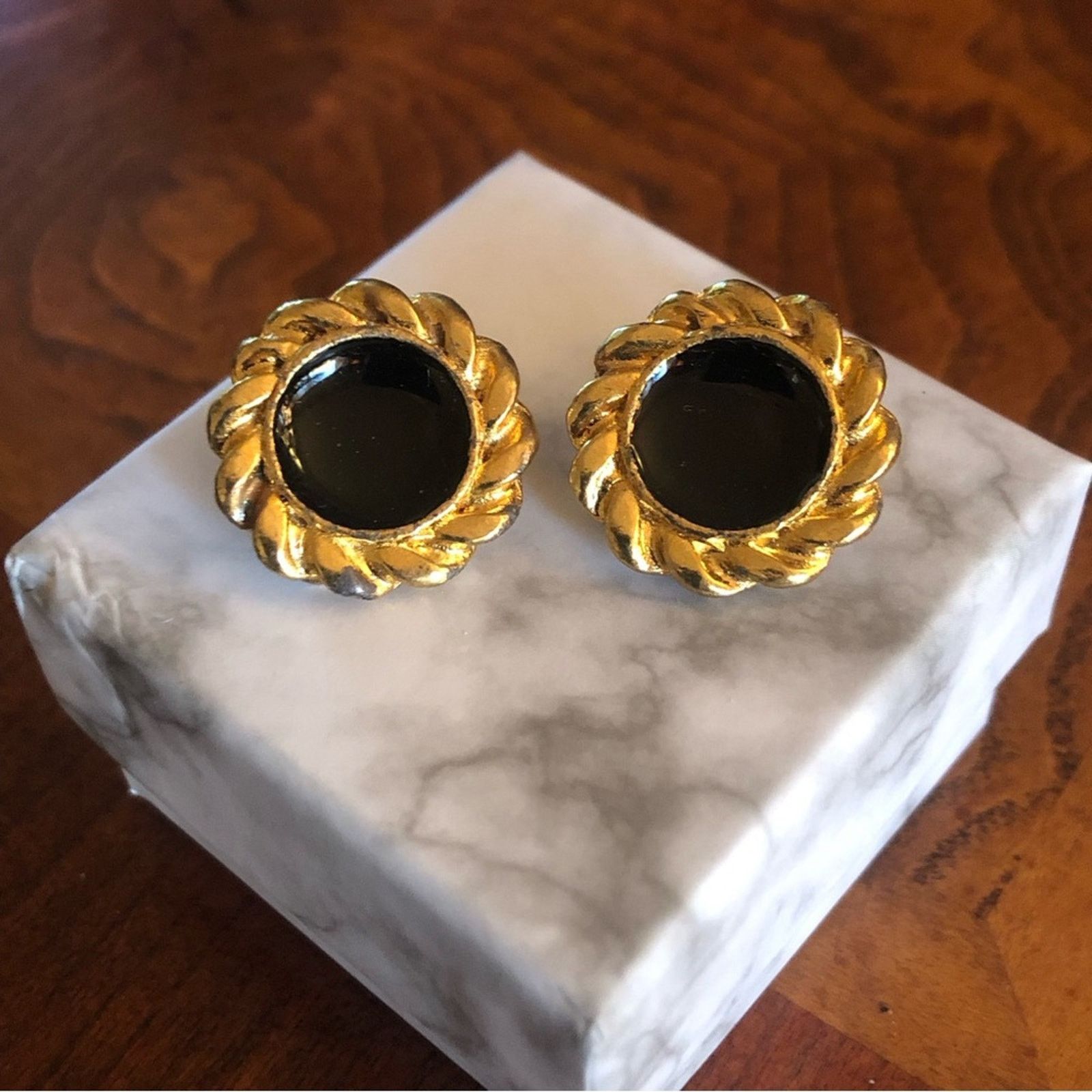 Vintage Vintage 70s black enamel gold plated clip on earrings Size ONE SIZE - 1 Thumbnail