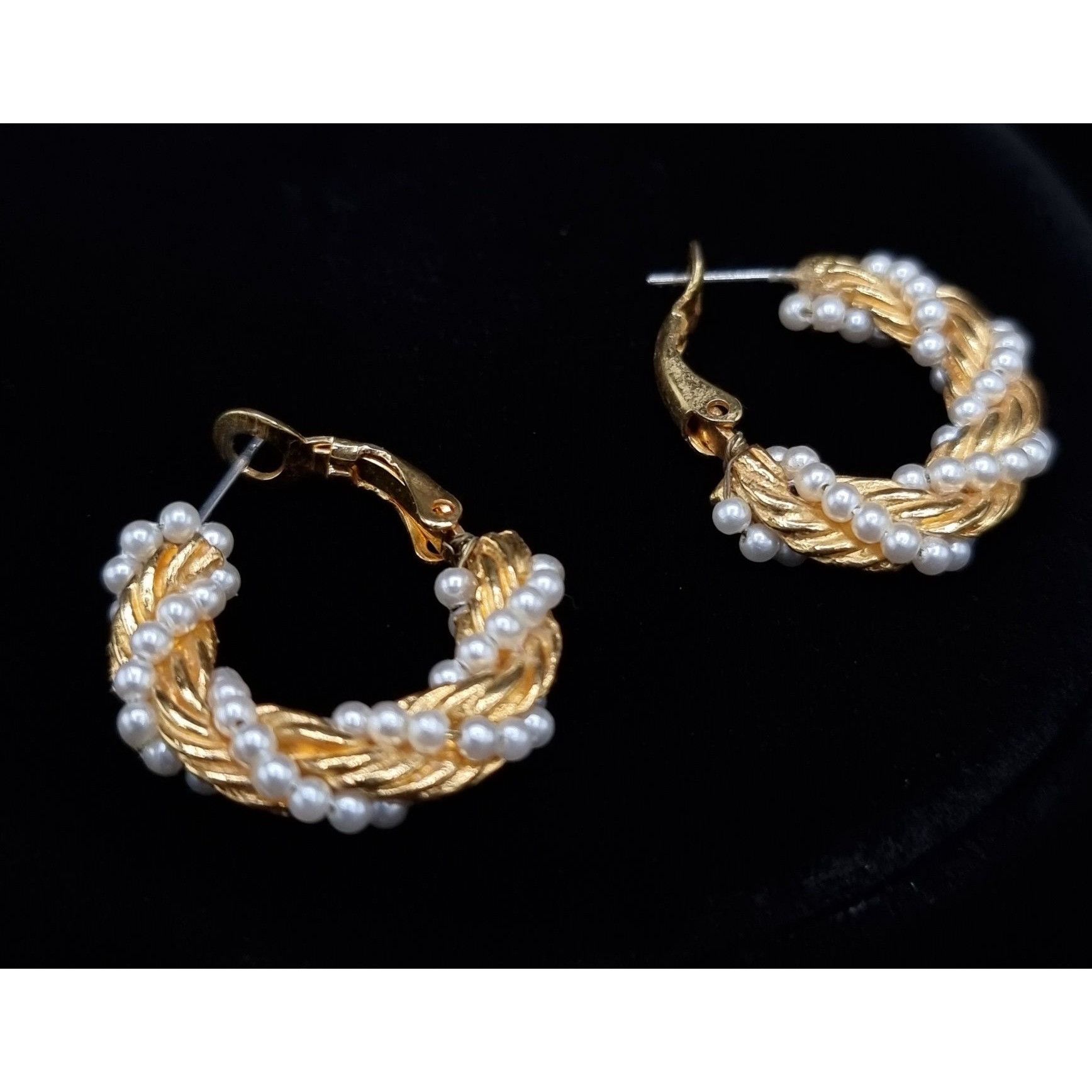 Vintage Vintage 1980s TRIFARI Gold Tone & Faux Pearl Rope Necklace & Size ONE SIZE - 5 Thumbnail
